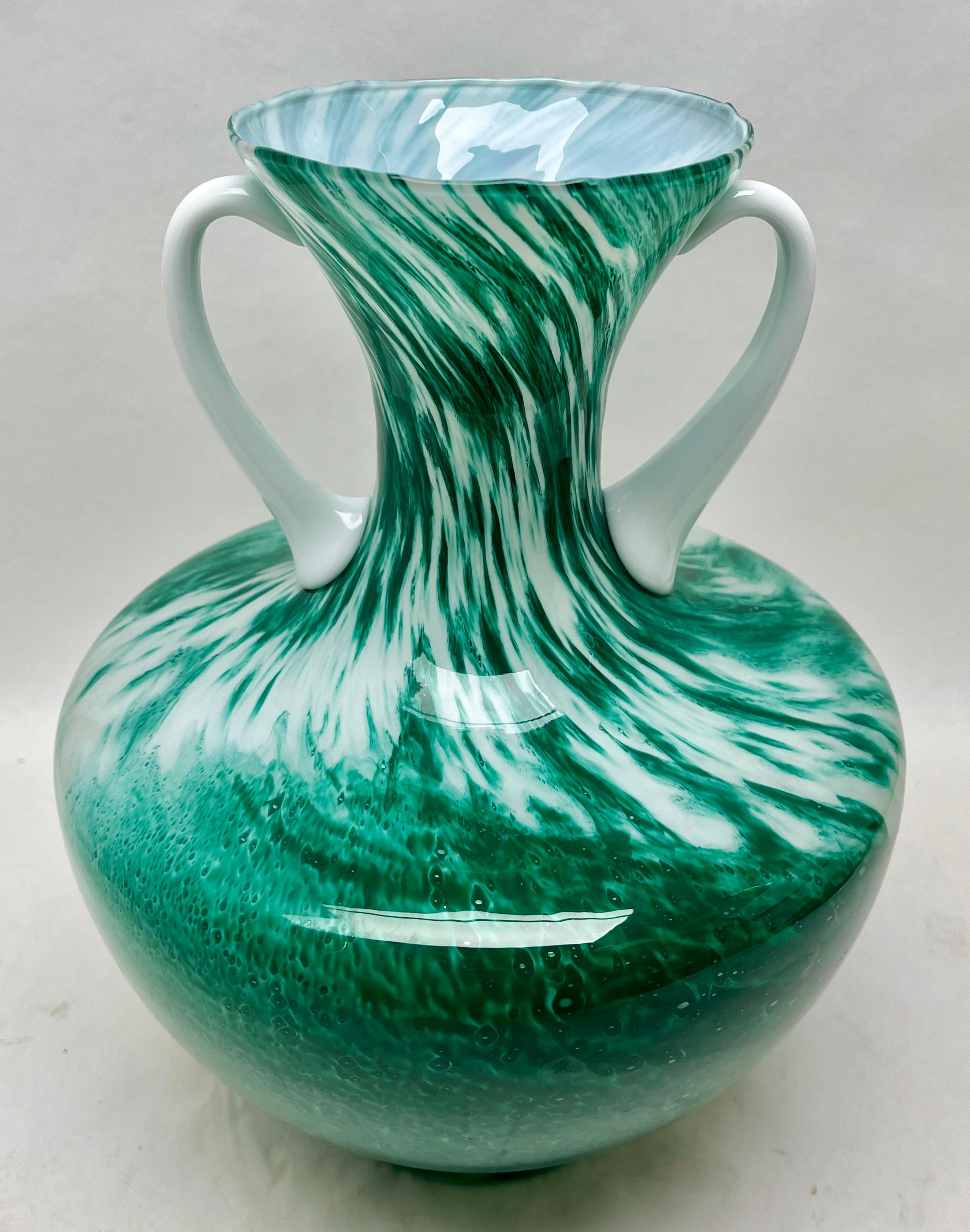 Jarra de opalina italiana verde opalescente y blanca de Florencia Moderno de mediados de siglo en venta