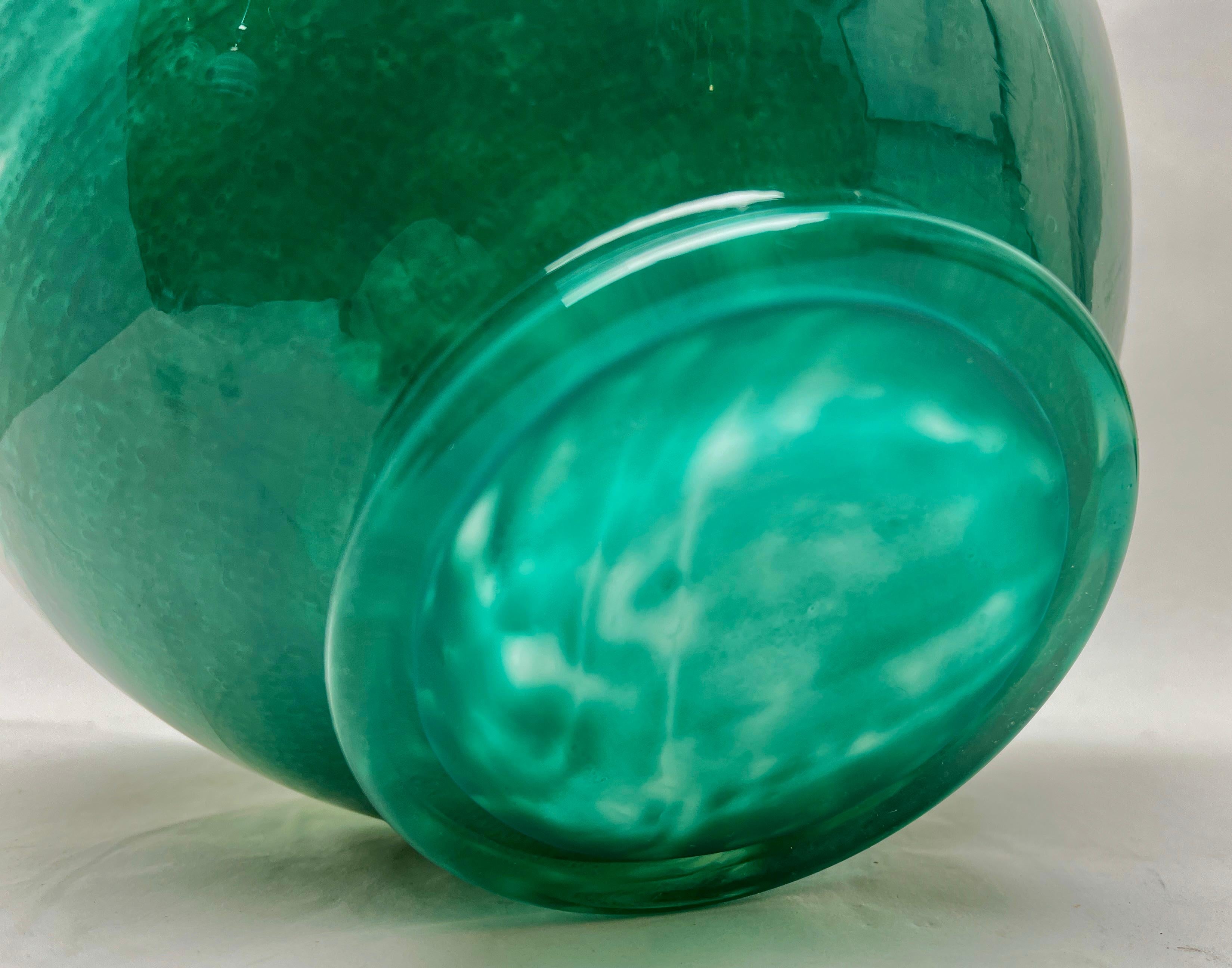 Jarra de opalina italiana verde opalescente y blanca de Florencia Hecho a mano en venta