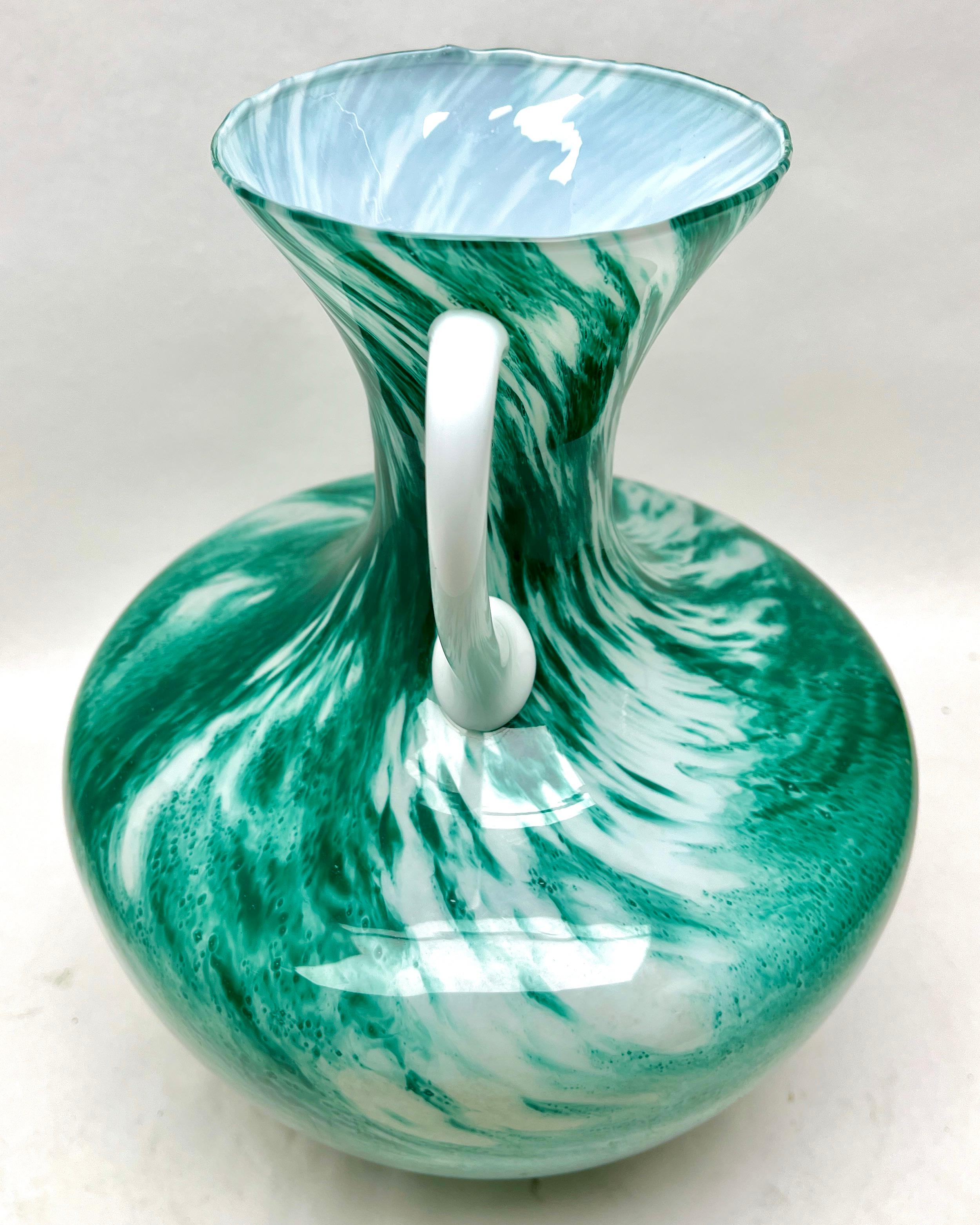 Jarra de opalina italiana verde opalescente y blanca de Florencia Cristal de Murano en venta