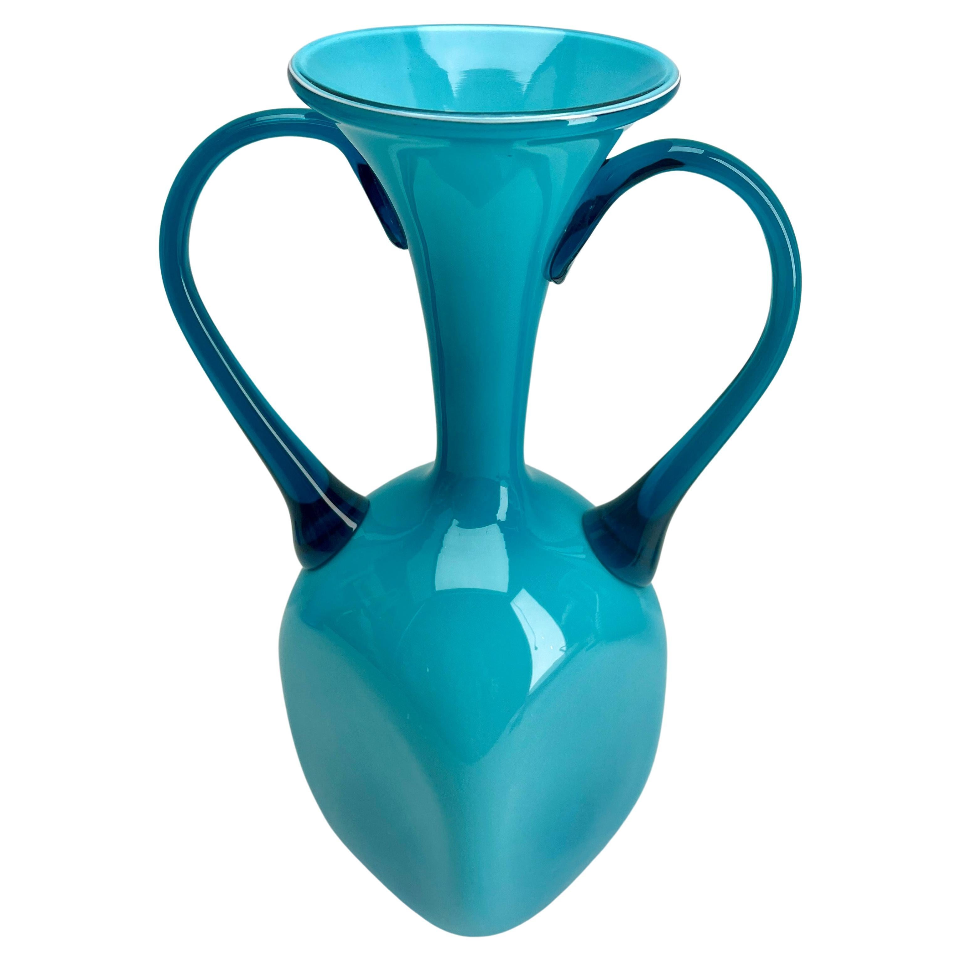XIX secolo Vaso italiano opalescente con 2 manici Opaline da Firenze 1950s in vendita