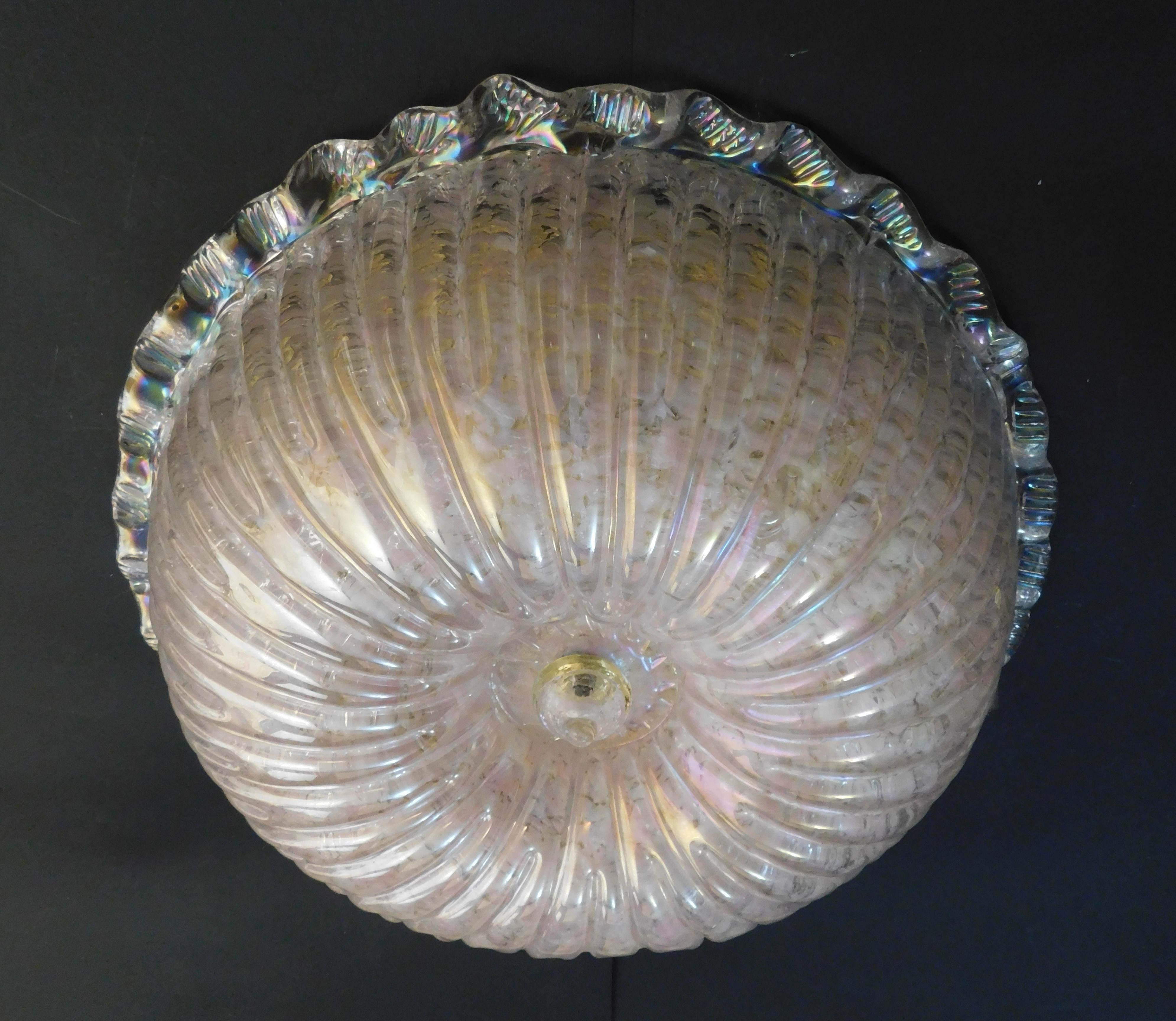 Lampe murale ou encastrée vintage italienne avec un abat-jour rond en verre de Murano entouré de perles opalescentes / Fabriquée en Italie, circa 1960
Dimensions : diamètre 17,5 pouces, hauteur 5 pouces
3 lampes / type E12 ou E14 / max 40W chacune
1