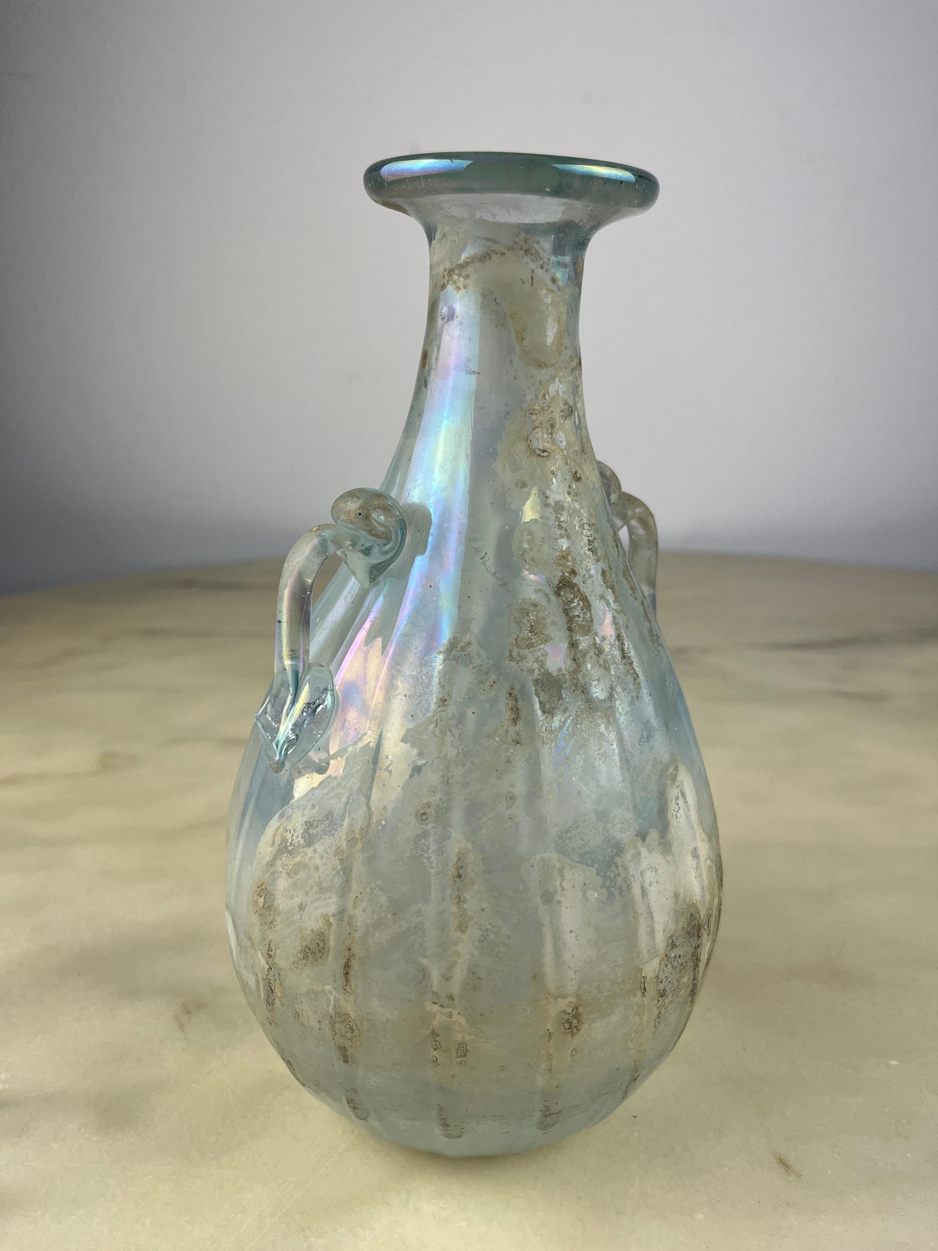Amphora aus opalisierendem Murano-Glas, zugeschrieben Archimede Seguso, Italien, 1940er Jahre
Gefunden in einer noblen Wohnung in Venedig. Sie werden seit Generationen weitergegeben.
Es zeigt Anzeichen von Alterung und einen Bruch am Ende eines