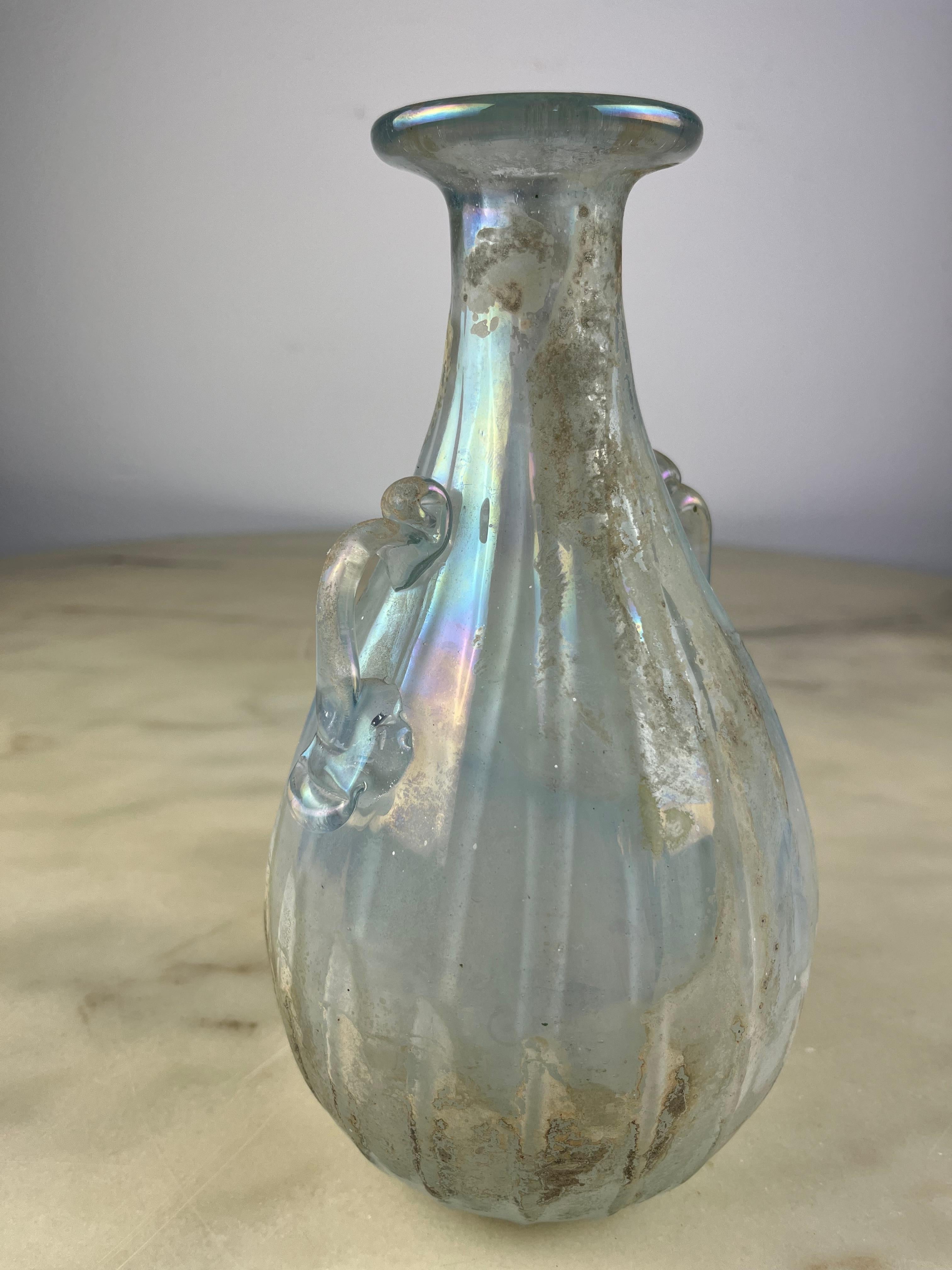 Mid-Century Opalescent Murano Glass Amphora attributed to Archimede Seguso 1940s In Distressed Condition For Sale In Palermo, IT