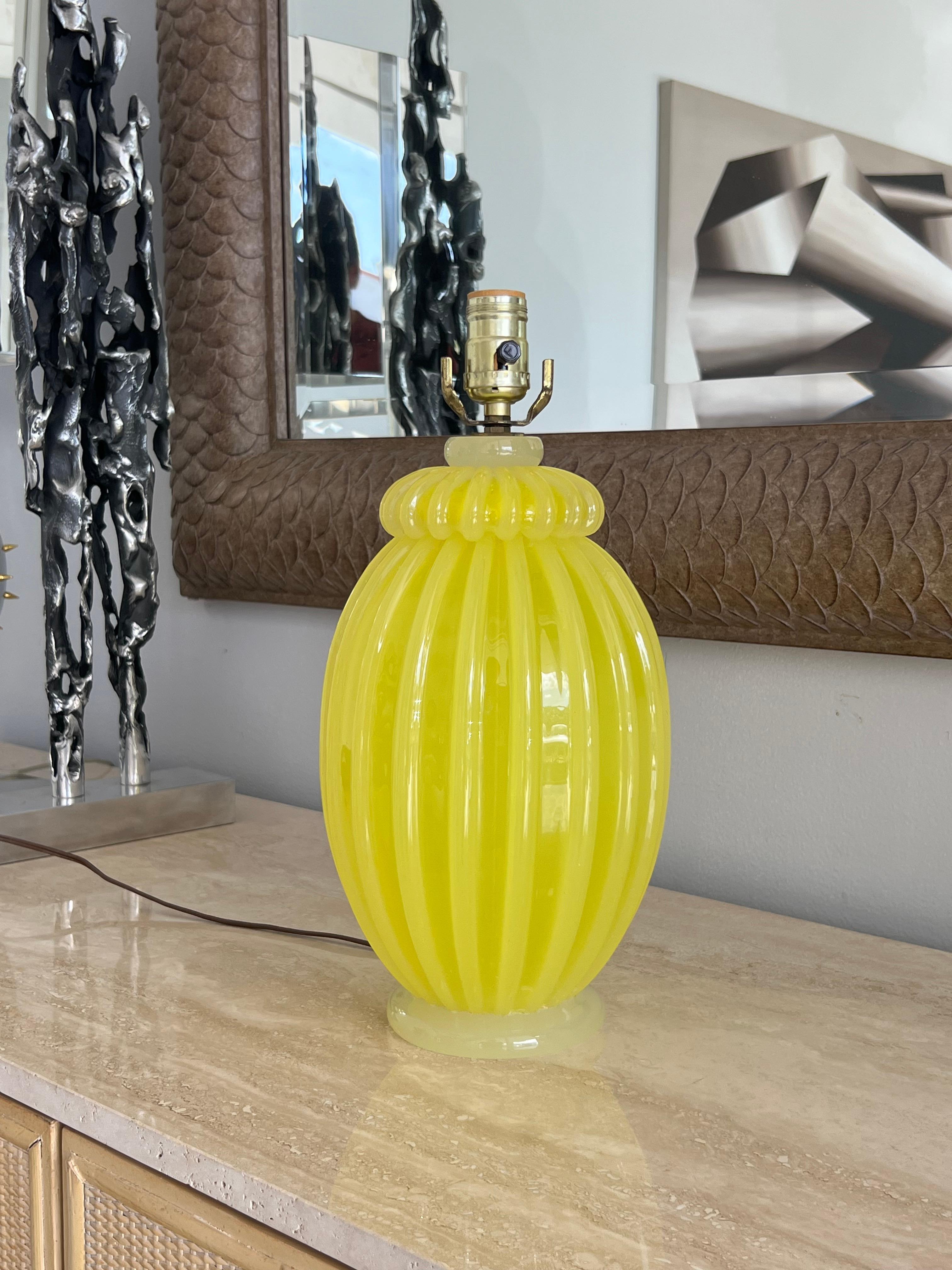 Lampe de Murano de grande qualité. Corps à plomb nervuré. 