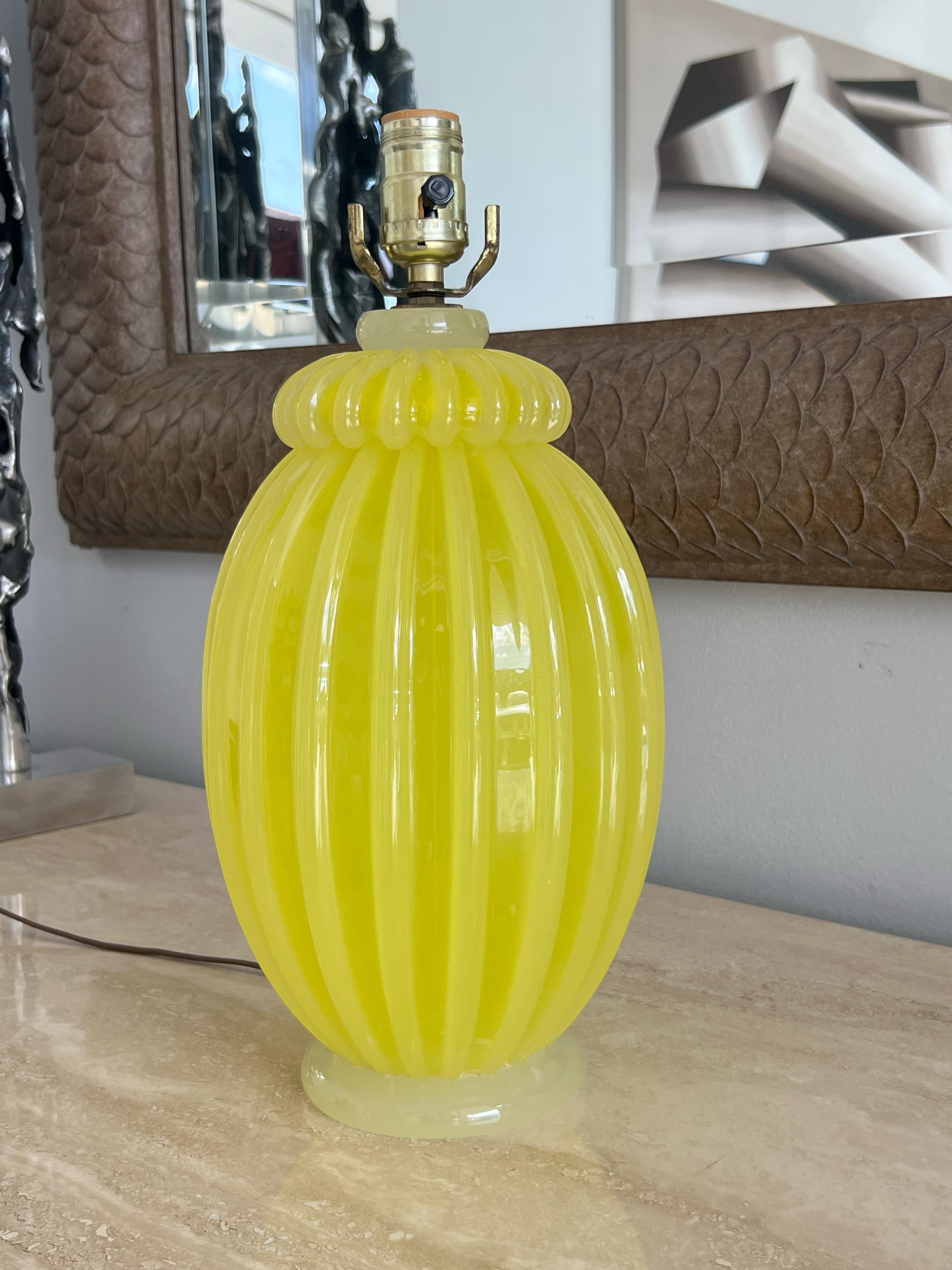 italien Lampe de table à côtes en verre d'art Murano opalescent en vente