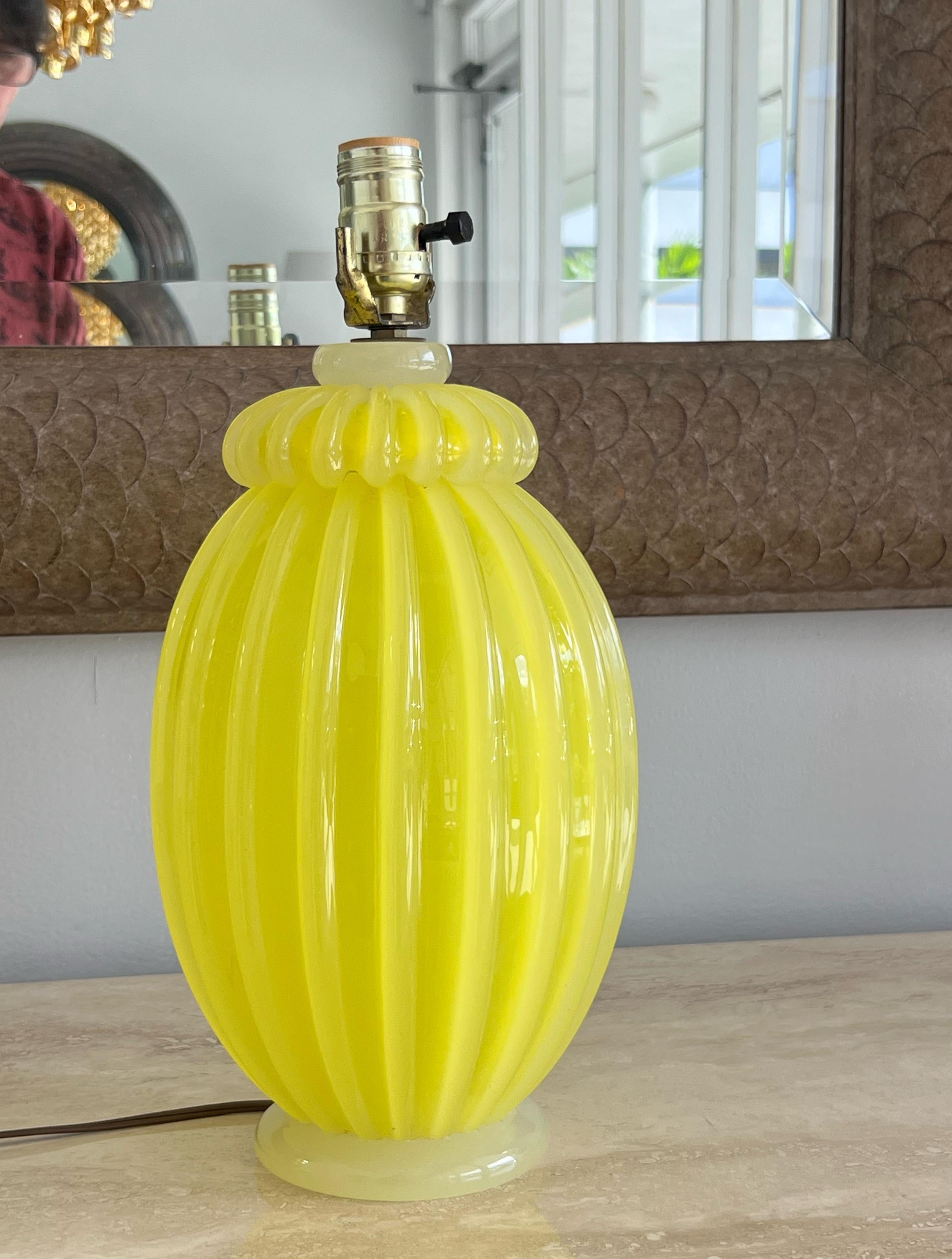 Lampe de table à côtes en verre d'art Murano opalescent Bon état - En vente à Miami, FL
