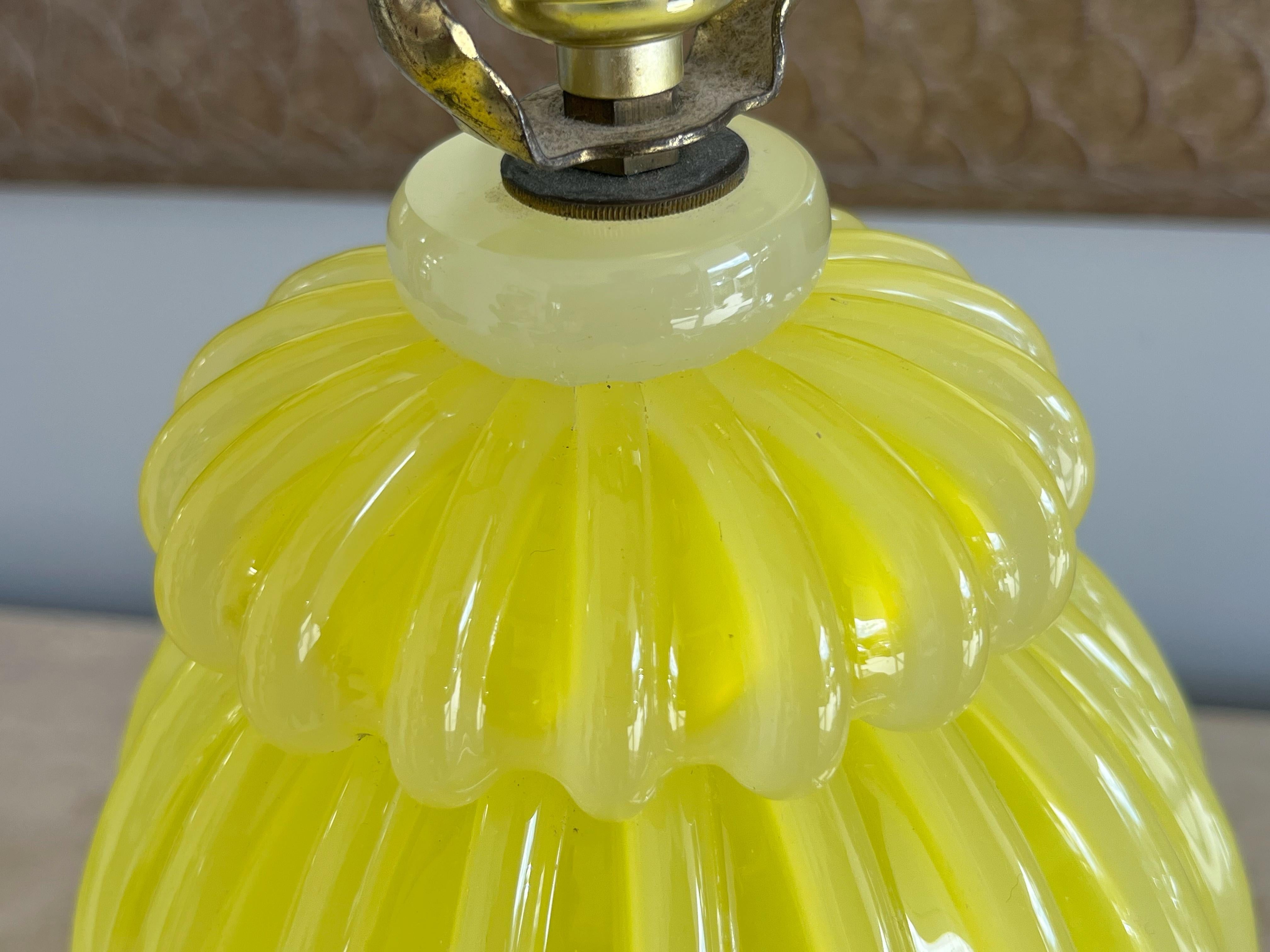 Milieu du XXe siècle Lampe de table à côtes en verre d'art Murano opalescent en vente