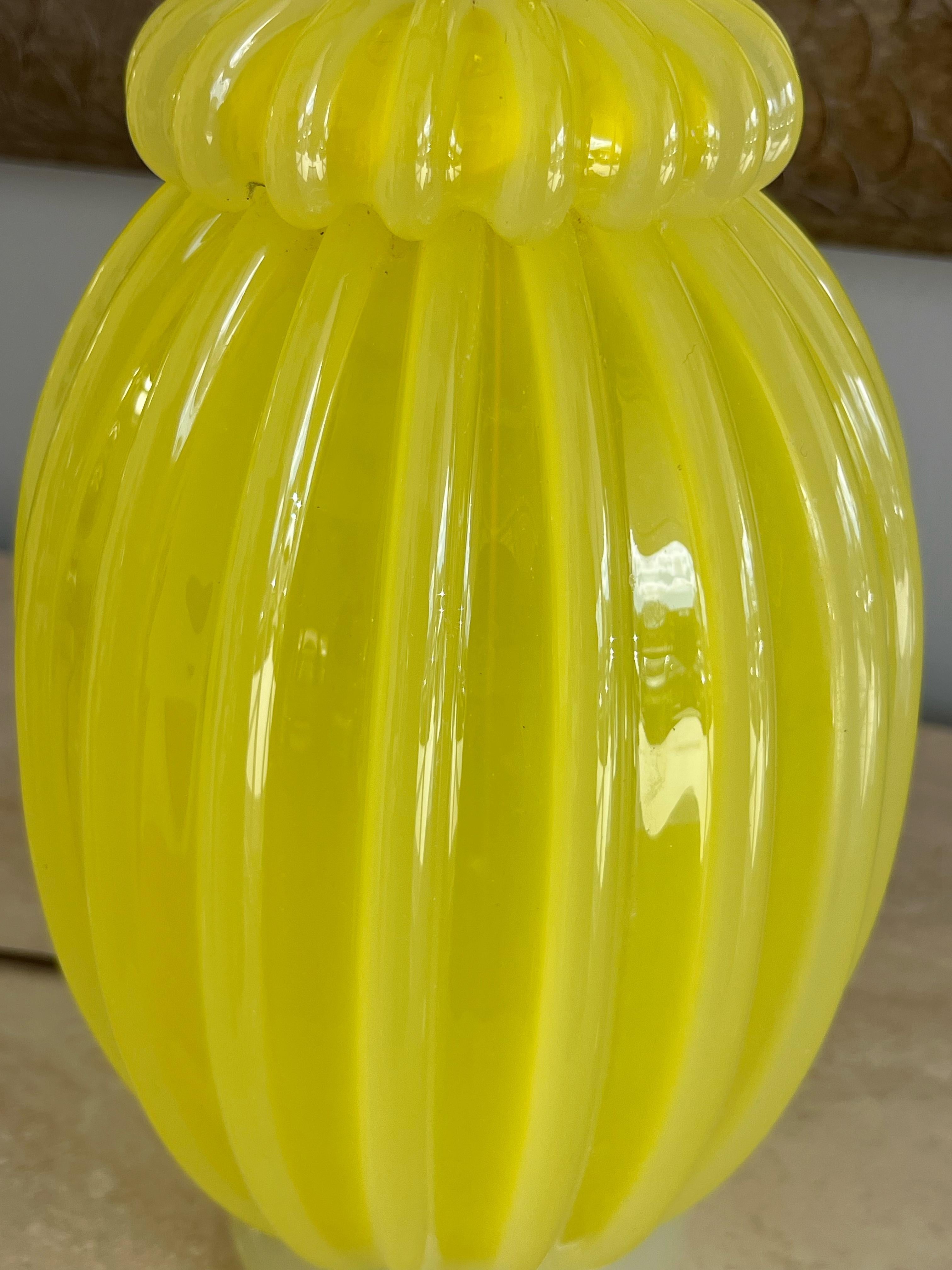 Verre d'art Lampe de table à côtes en verre d'art Murano opalescent en vente