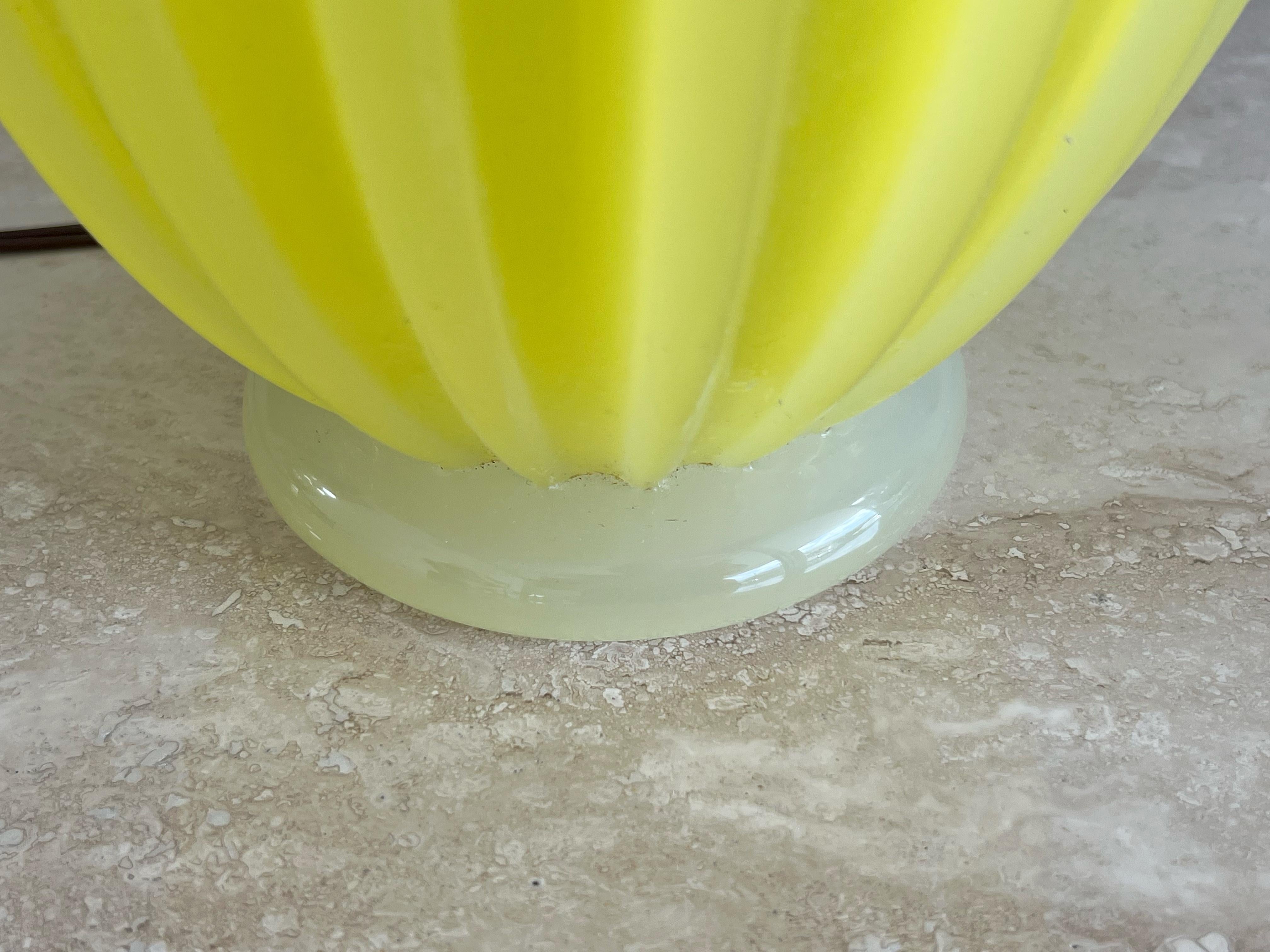 Lampe de table à côtes en verre d'art Murano opalescent en vente 1