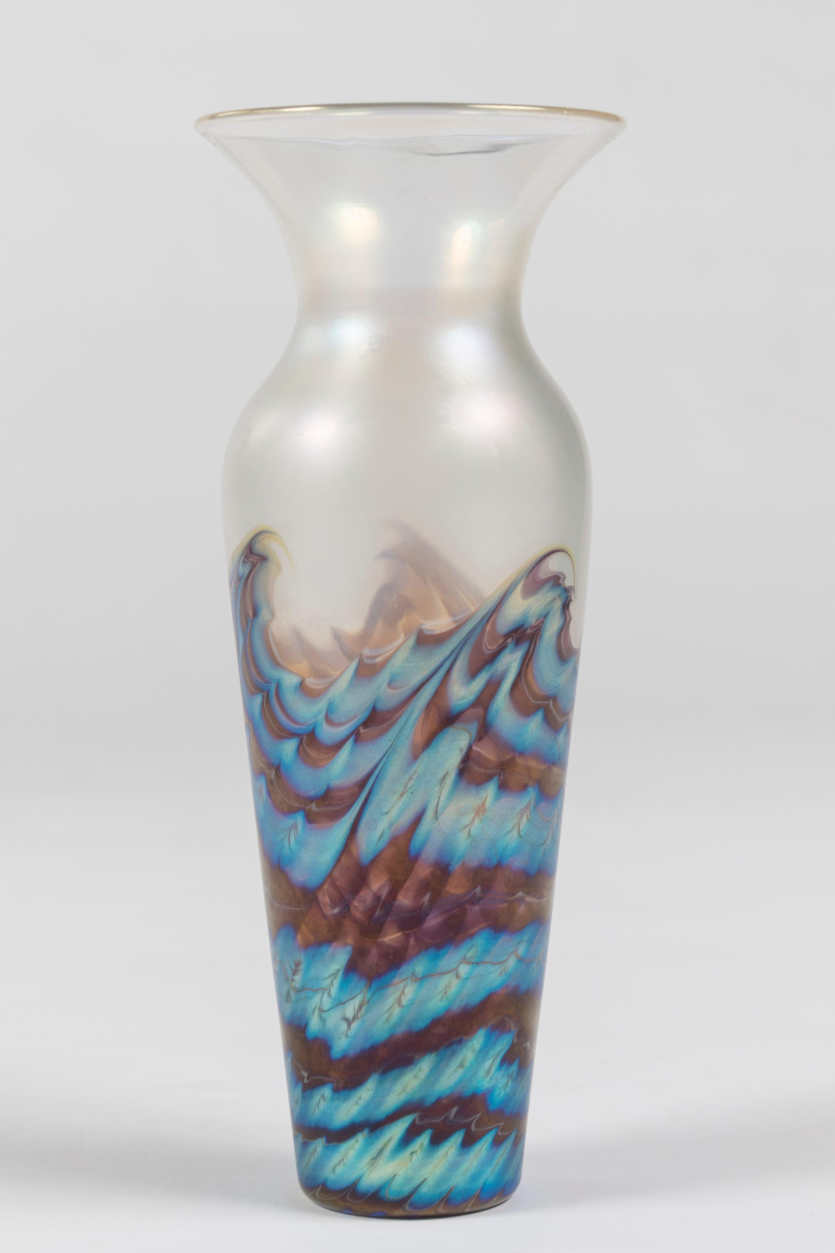 Opalescent Wave Pattern Art Glass Vase, Lundberg Studios of California, Signed In Good Condition For Sale In San Francisco, CA