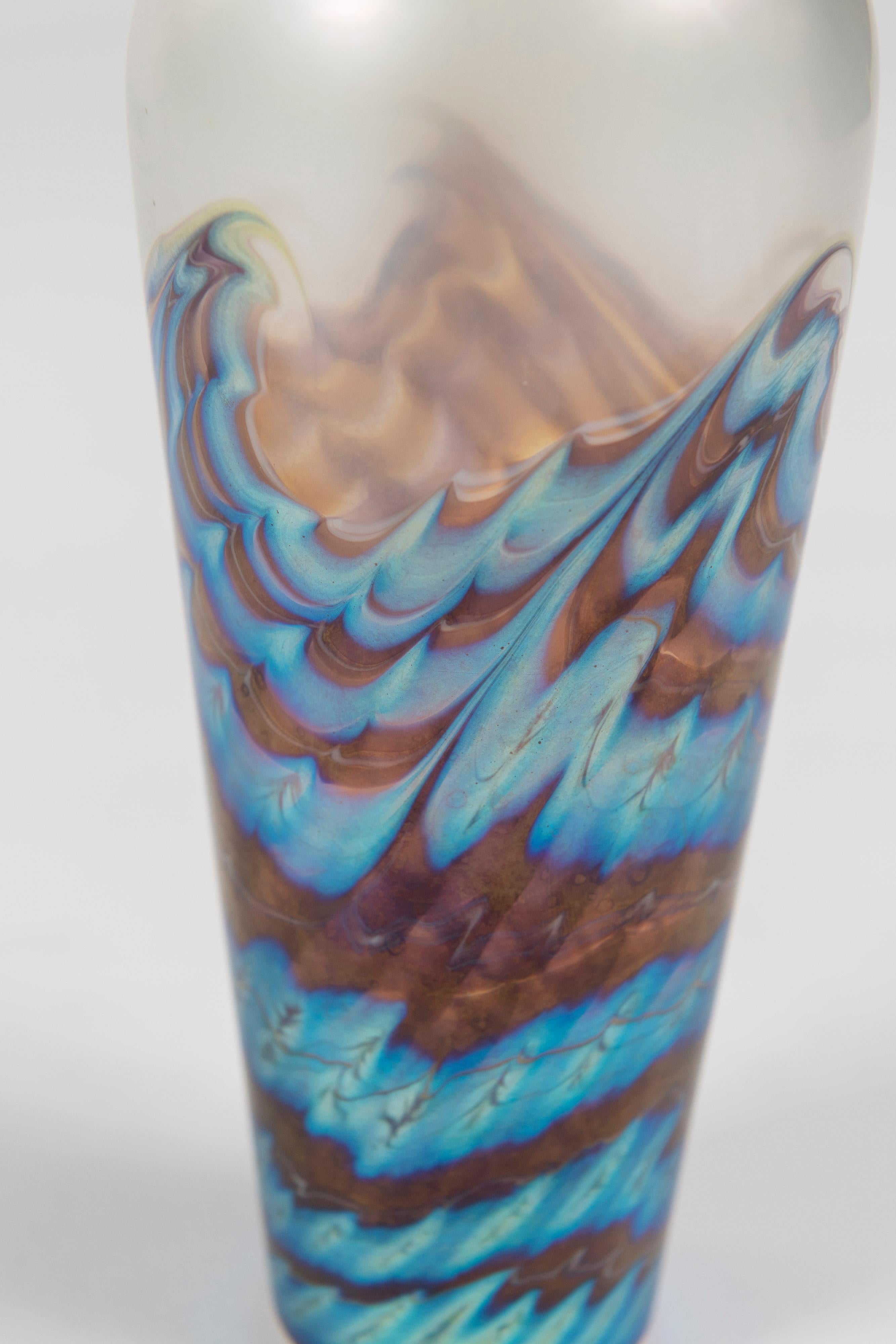 XXIe siècle et contemporain Vase en verre d'art à motif de vagues opalescentes, Lundberg Studios of California, signé en vente