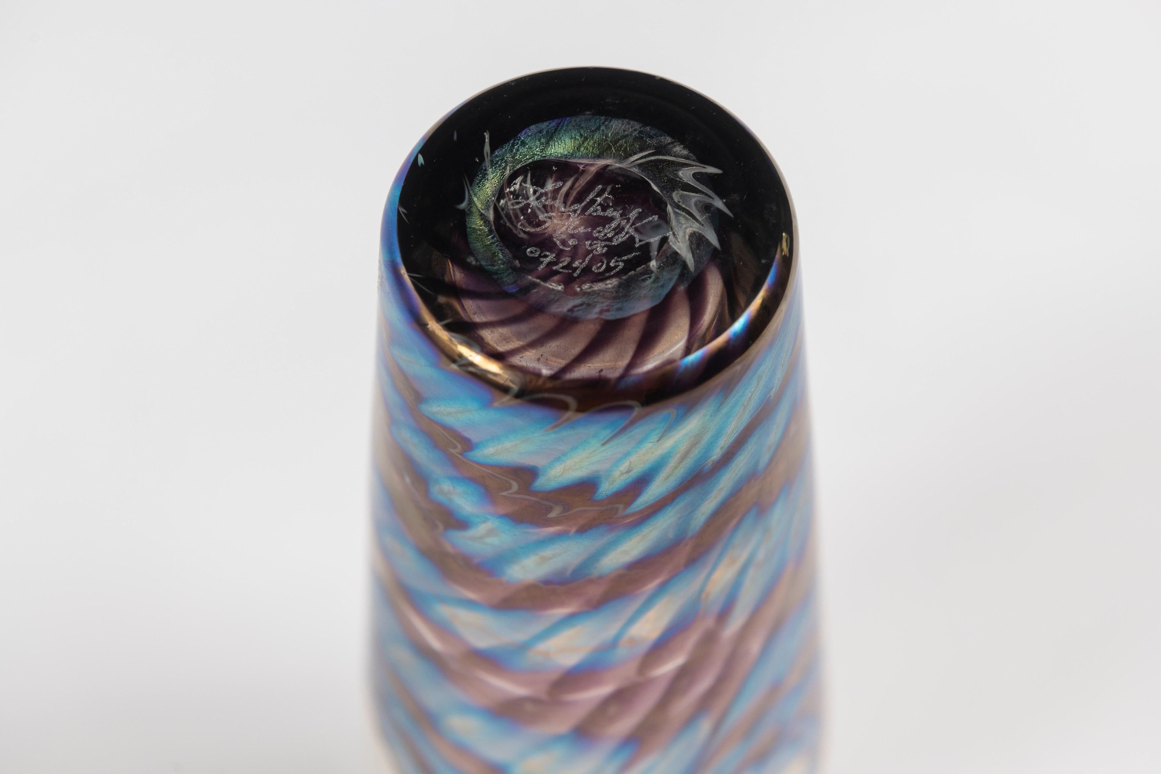 Verre d'art Vase en verre d'art à motif de vagues opalescentes, Lundberg Studios of California, signé en vente
