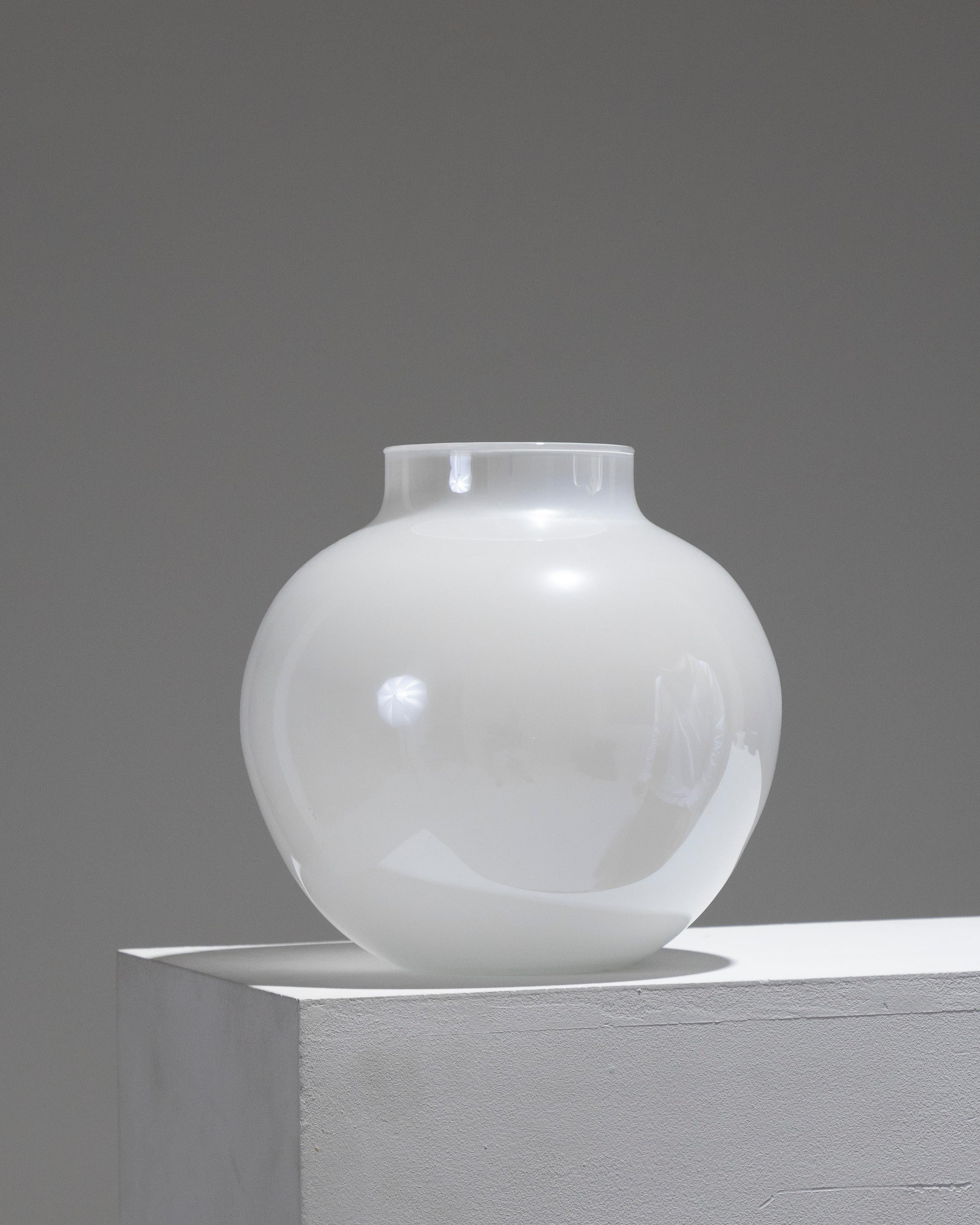 Opalescent White Glass Ball Vase, 1960s In condizioni buone in vendita a PARIS, FR