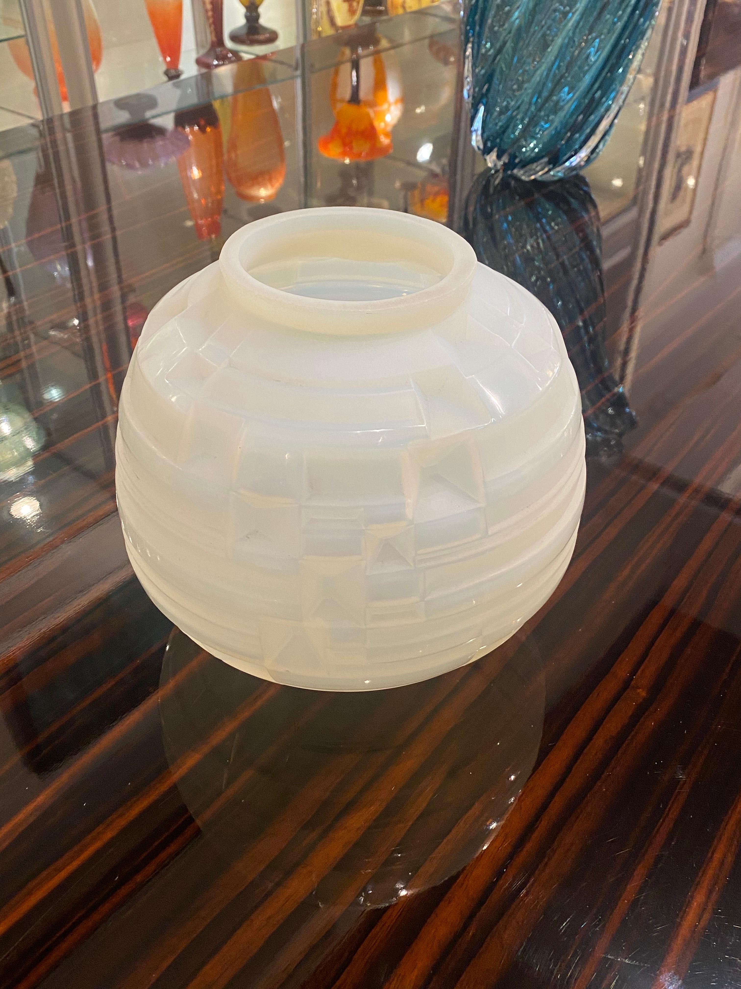 Français Vase en verre blanc opalescent Art Déco d'André Hunebelle en vente