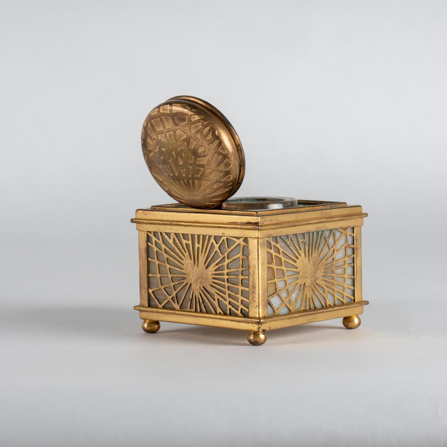 Opaline and Brass inkwell by Tiffany Studio, Early 20th Century. In Good Condition For Sale In Saint-Ouen, FR