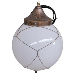 Lampes à suspension en cage en opaline et laiton du milieu du siècle (7)