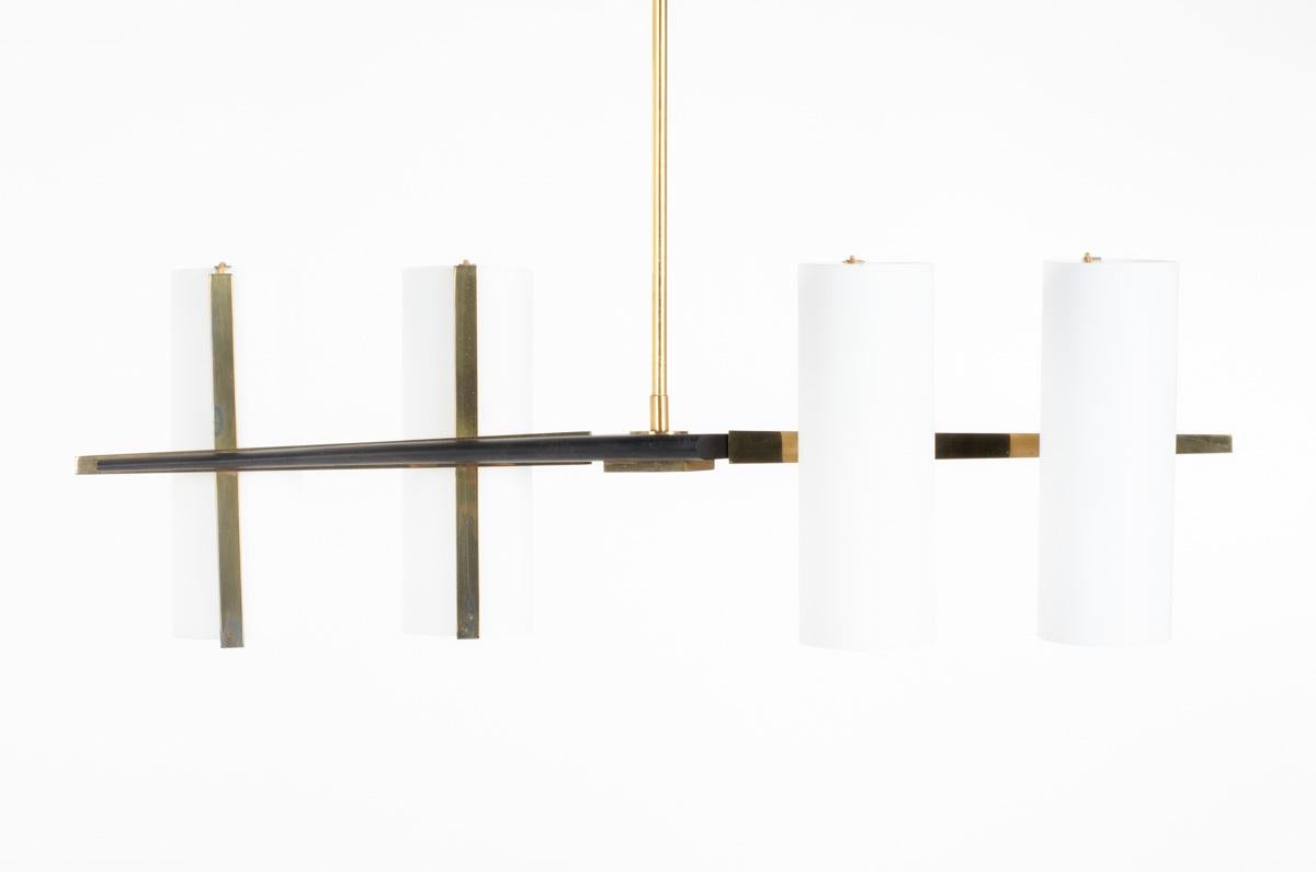 Lampada a sospensione nello stile di Maison Arlur e Lunel
Realizzato negli anni '60 in Francia
Struttura in metallo nero, 4 riflettori in vetro opalino, parti in ottone
