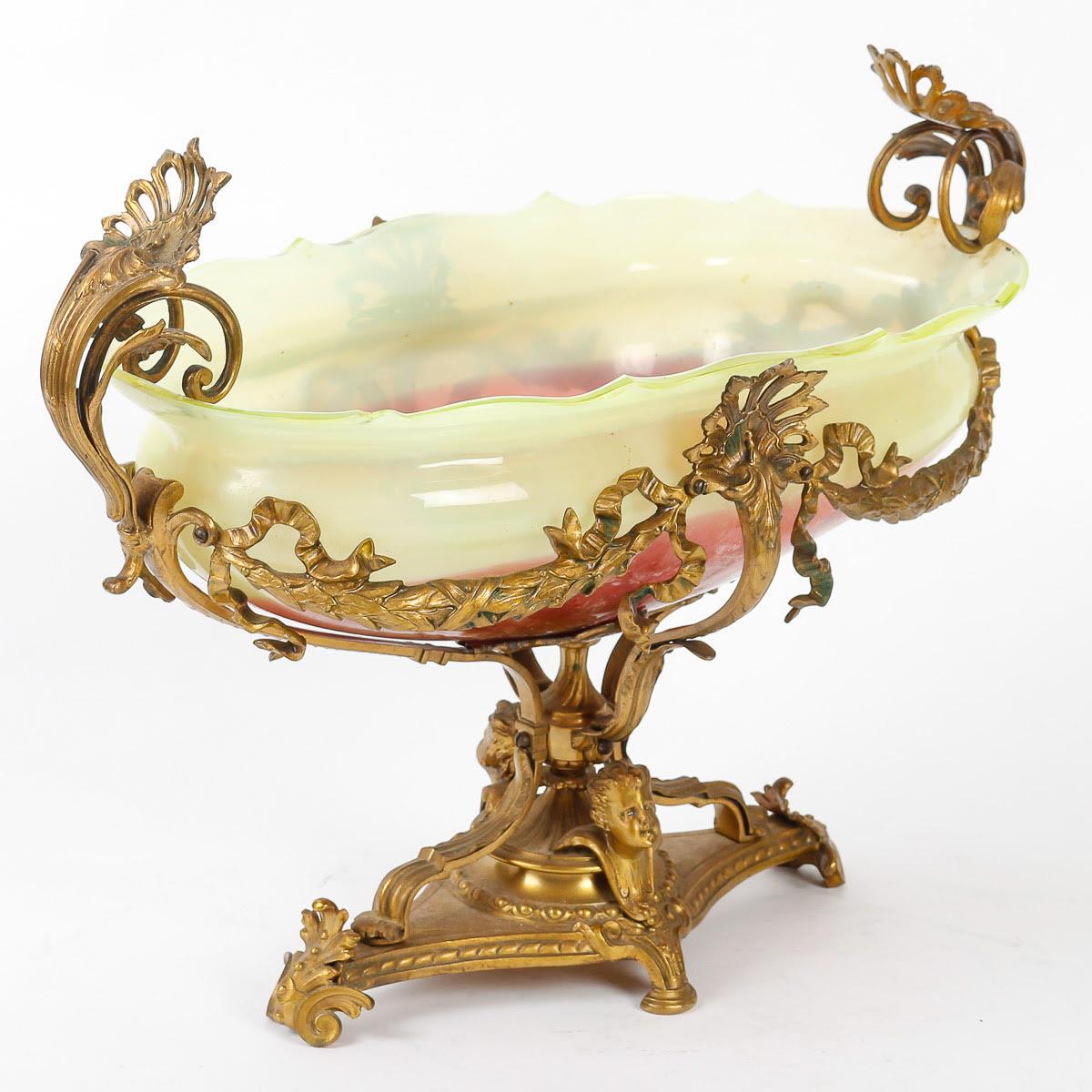 Coupe en opaline avec monture en bronze doré, XIXe siècle, période Napoléon III.

Coupe d'époque Napoléon III, 19e siècle, en opaline bicolore, monture en laiton doré.

H : 31cm, L : 40cm, P : 20.5cm