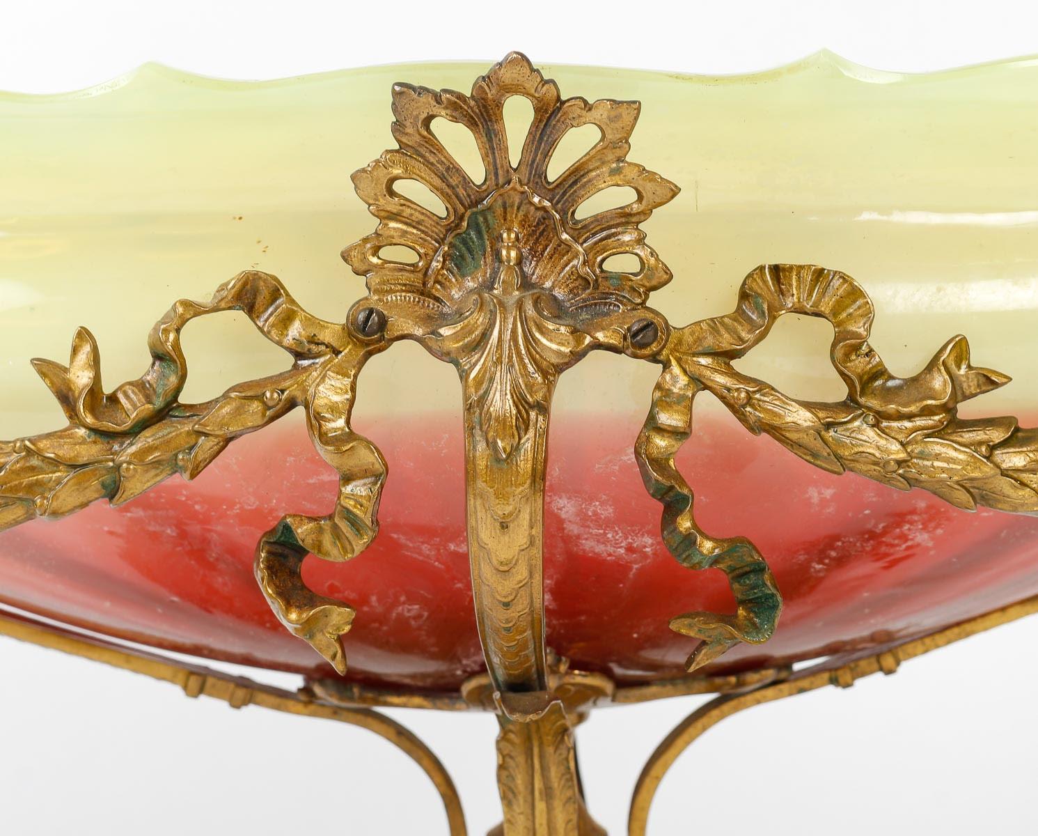 Opaline Bowl with Gilt bronze Mounting, 19th Century, Napoleon III Period. In Good Condition For Sale In Saint-Ouen, FR