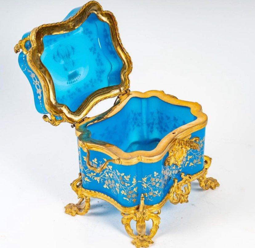 Opaline box, 19th century
A 19th century blue opaline and gilt bronze box
H: 14cm, D: 14cm, D: 12cm
ref 3294