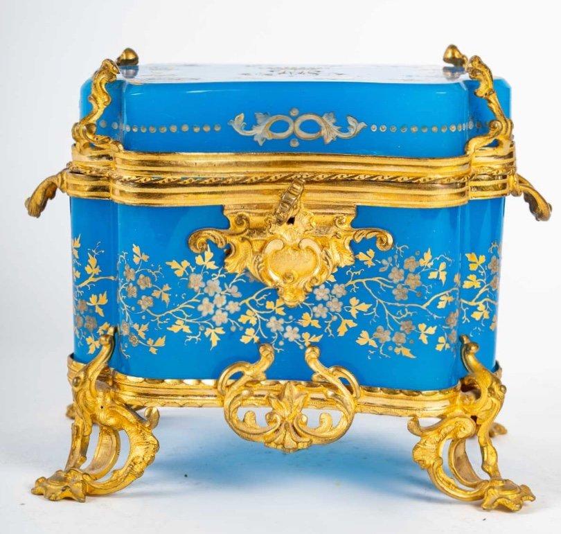 Opaline box, 19th century In Good Condition In Saint-Ouen, FR