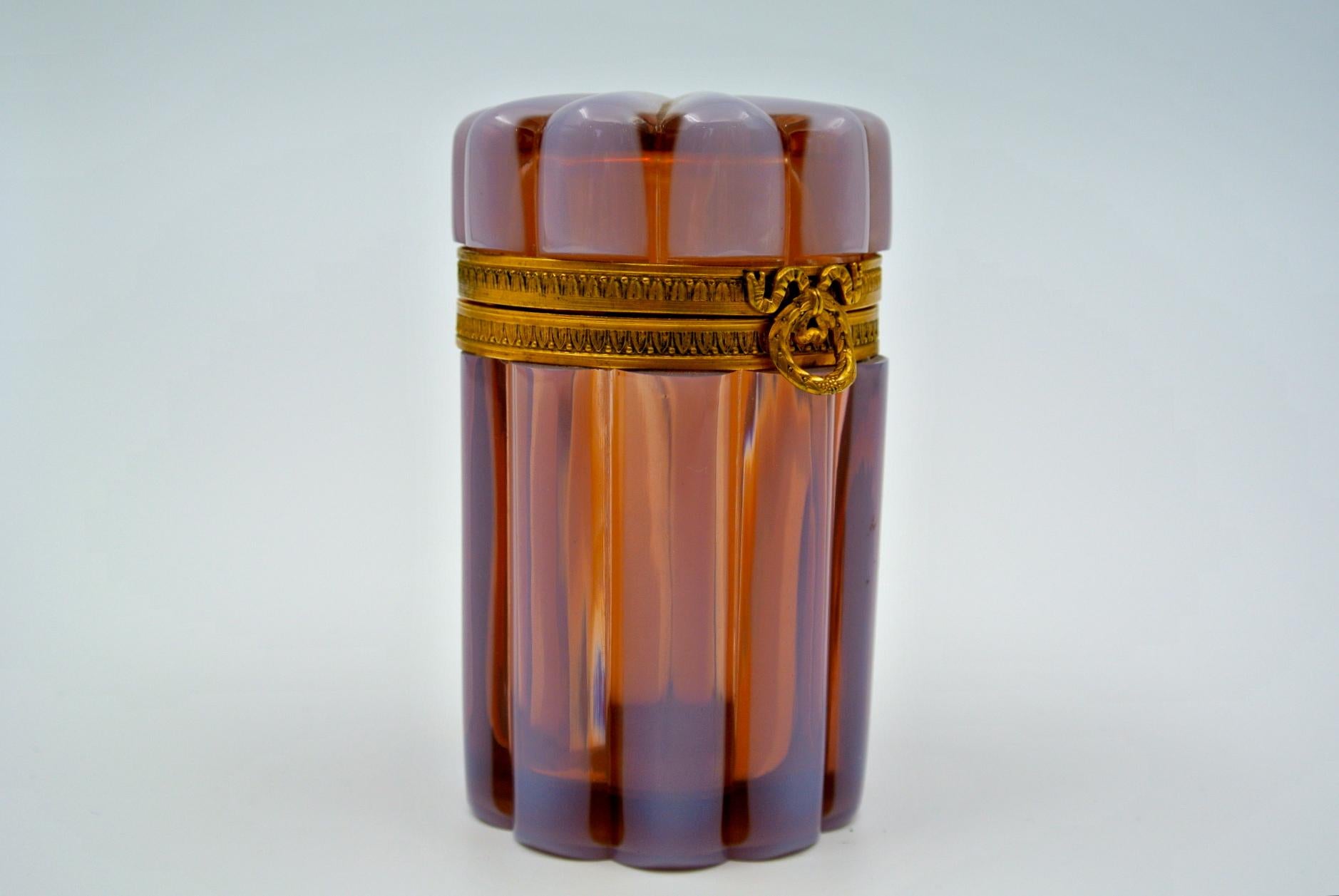 Opaline box, gilded brass frame, 19th century, Napoleon III period
Measures: H 11cm, D 7cm.