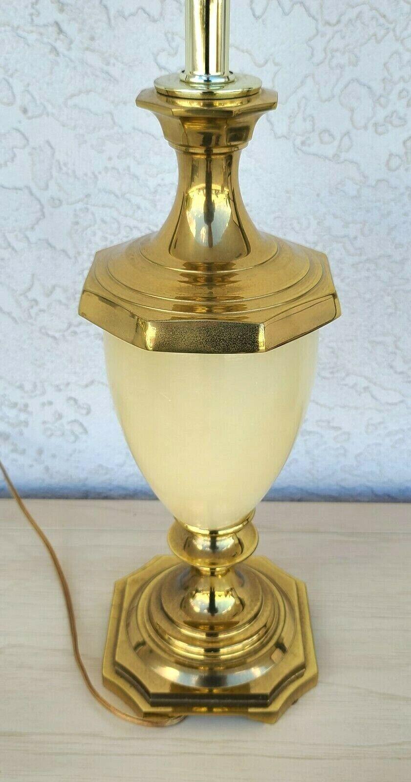 Opaline & Brass High-End Table Lamp For Sale 1