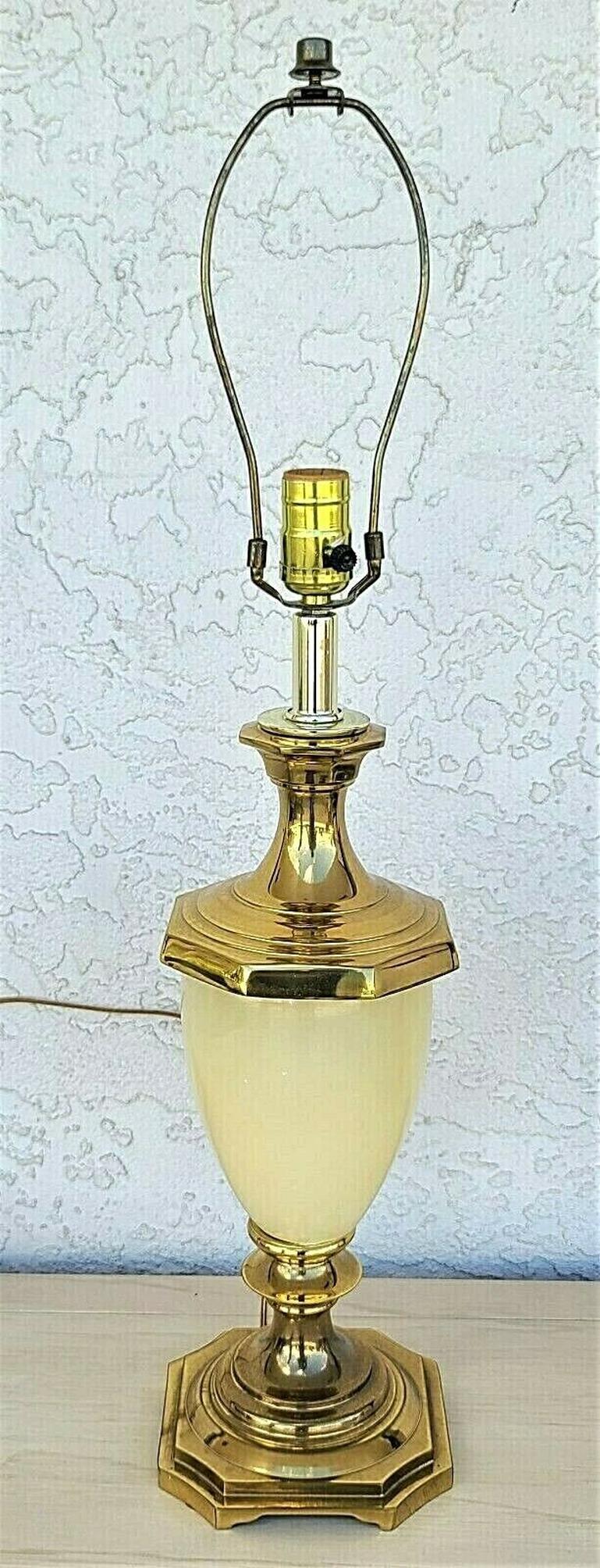 Lampe de table haut de gamme en opaline et laiton en vente 2