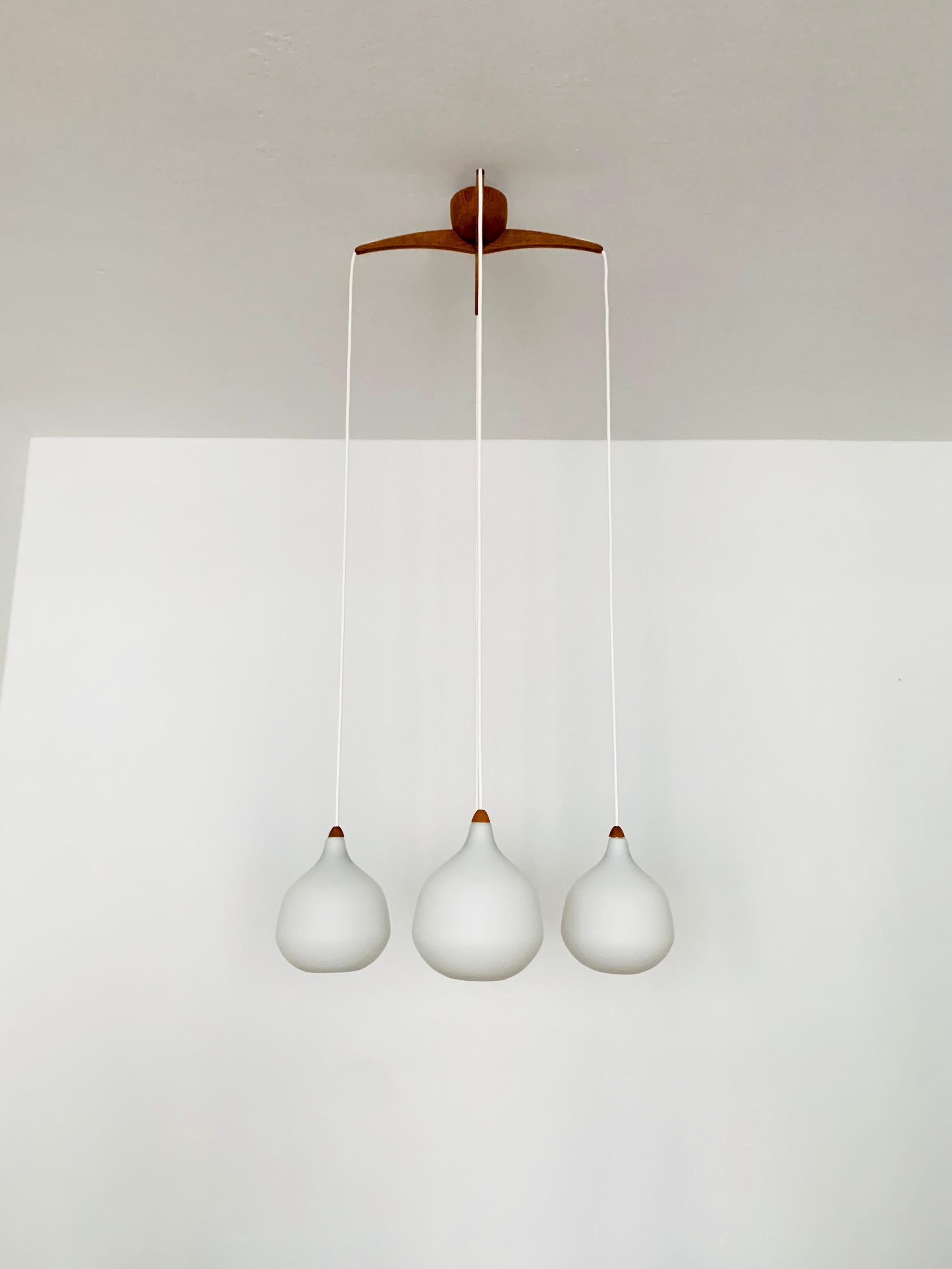 Opaline Cascade Lampe von Uno und Östen Kristiansson für Luxus (Schwedisch) im Angebot