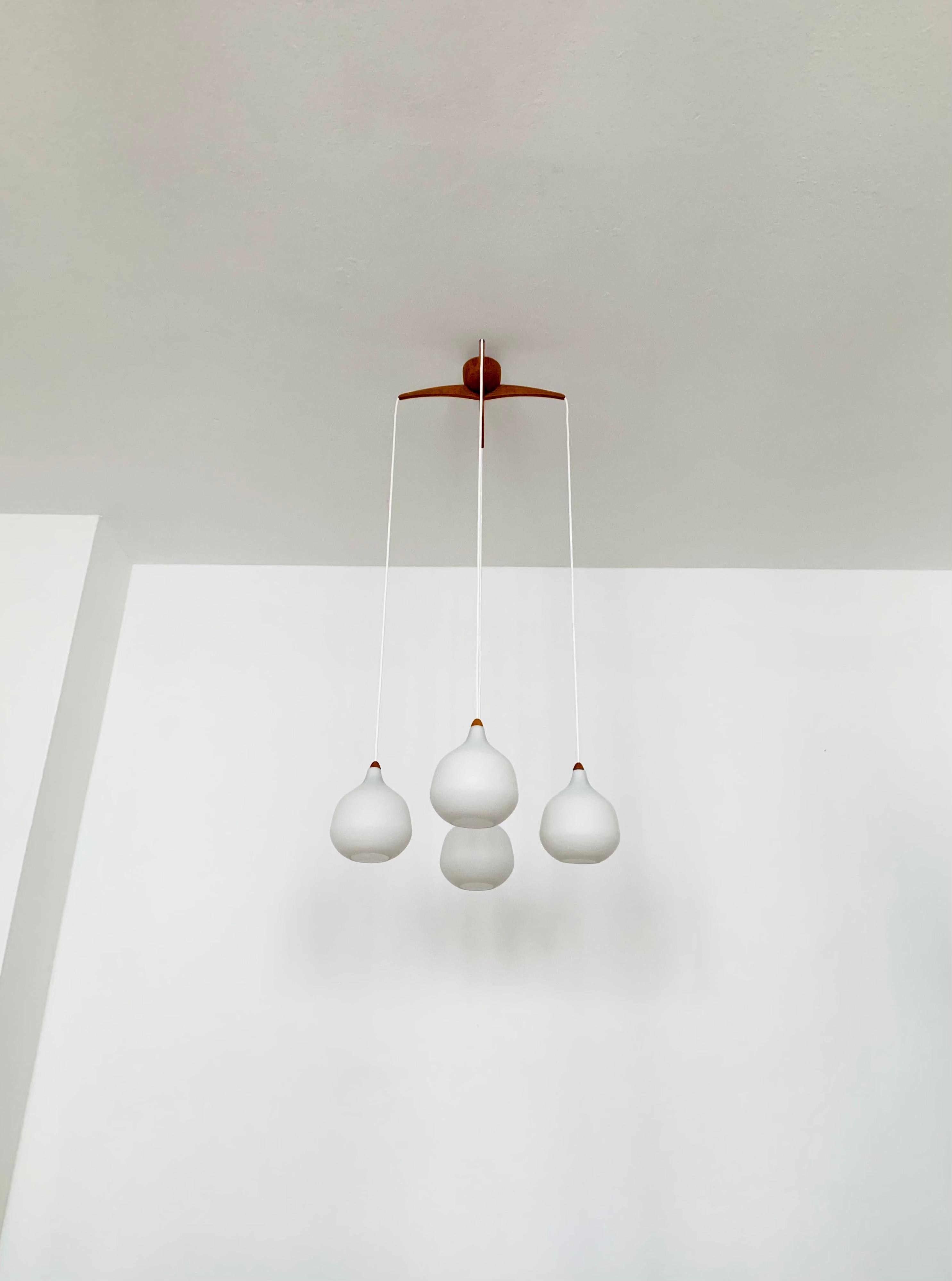 Lampe Opaline Cascade par Uno & Östen Kristiansson pour Luxus Bon état - En vente à München, DE