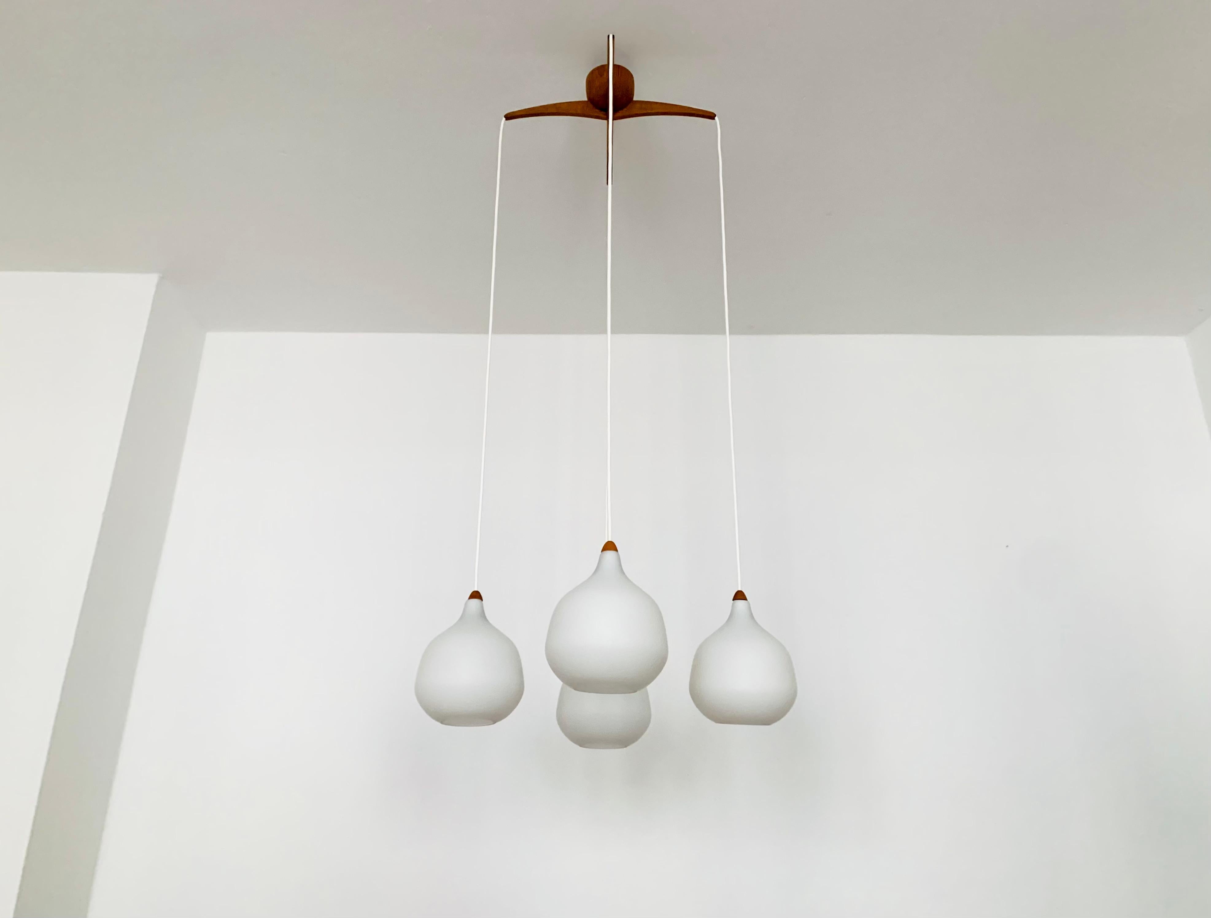 Milieu du XXe siècle Lampe Opaline Cascade par Uno & Östen Kristiansson pour Luxus en vente