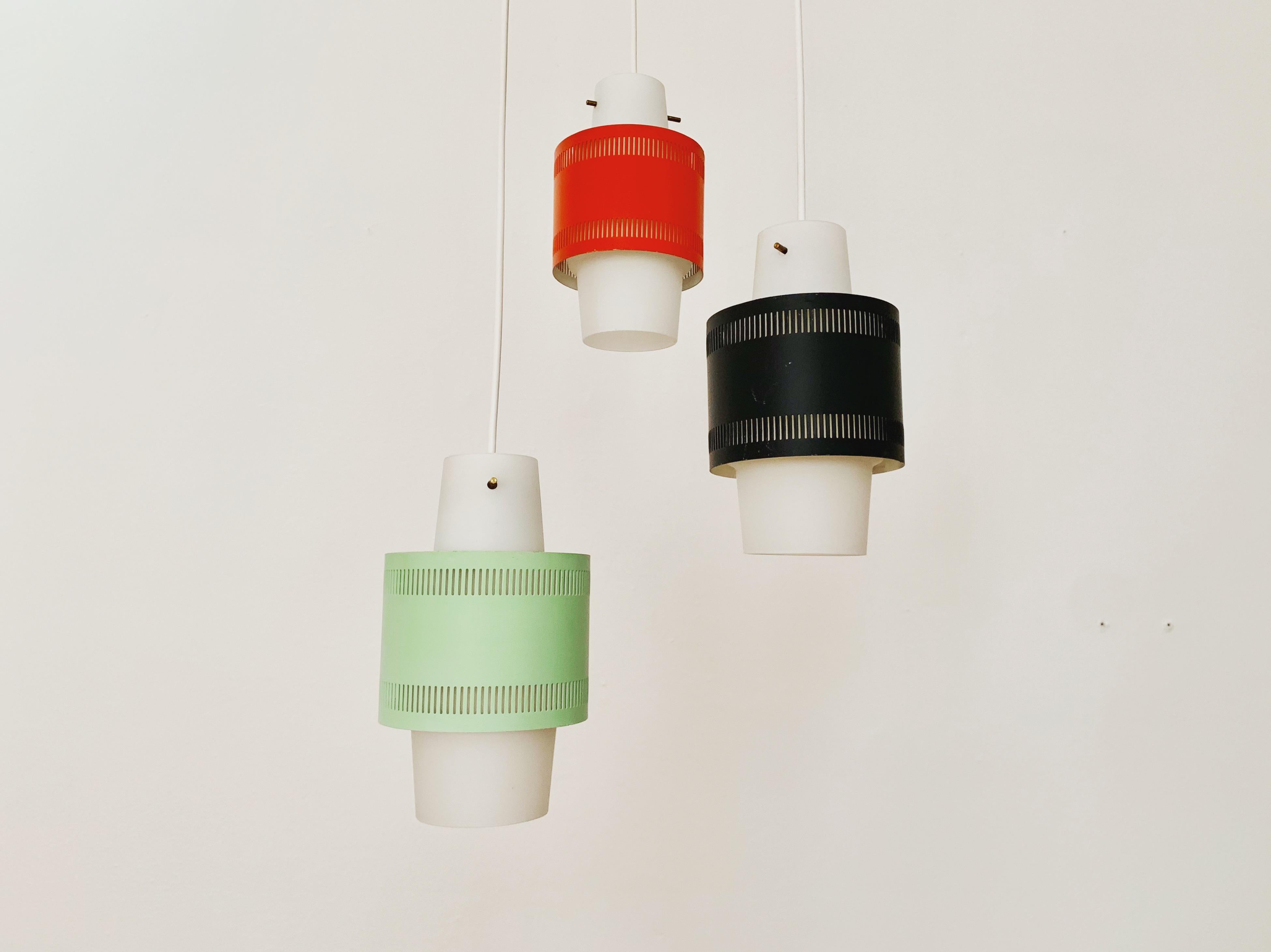 Sehr schöne Kaskadenlampe aus den 1950er Jahren.
Liebevolle Details und schöne Farbgebung.
Der Lichteffekt ist sehr schön.
Beeindruckend schönes und zeitgemäßes Design.
Es entsteht ein sehr gemütliches Licht.

Bedingung:

Sehr guter Vintage-Zustand