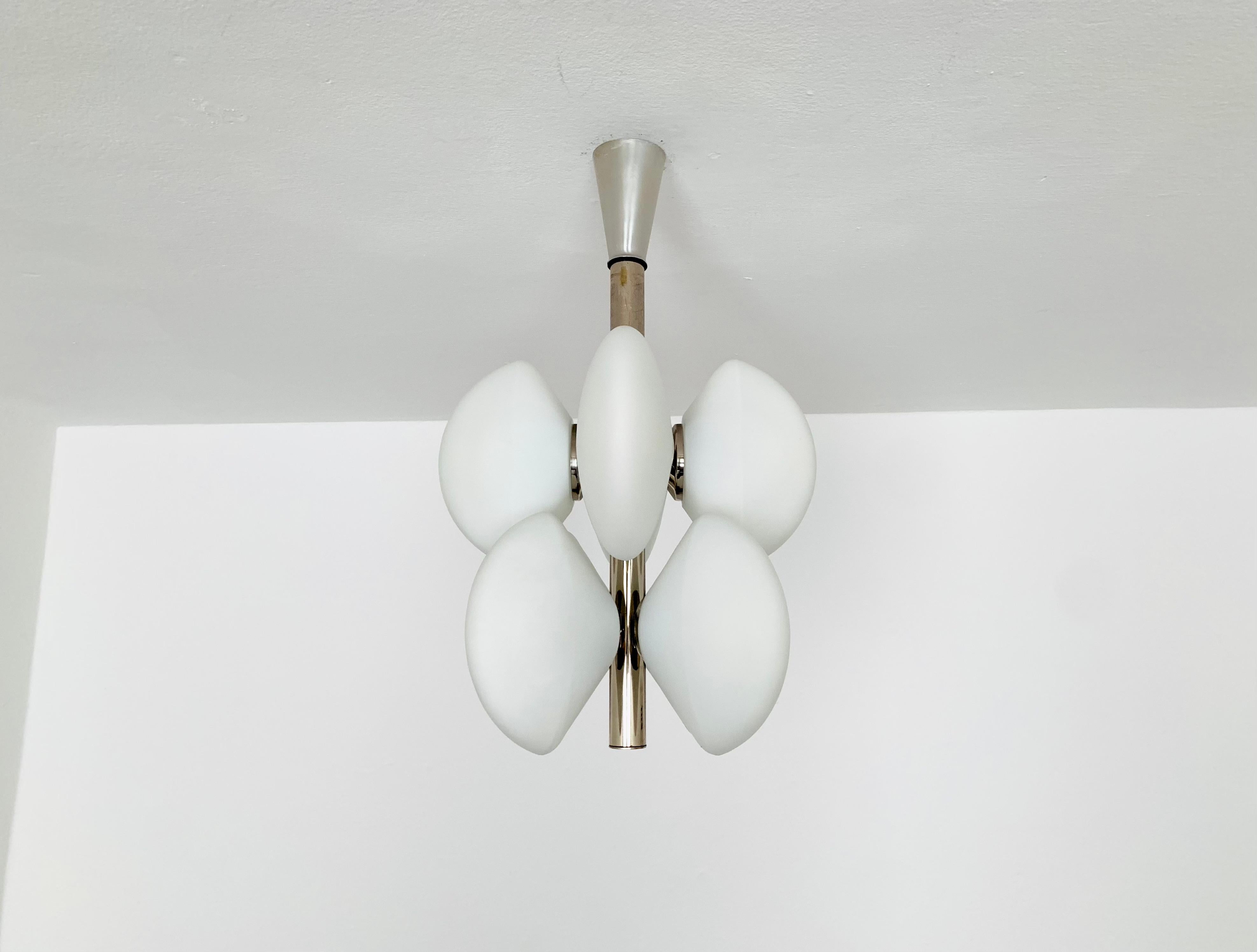 Chromed Sputnik chandelier from the 1960s.
The 8 specially shaped opal glass lampshades spread a pleasant light.
The lamp has a very high quality finish.
Very contemporary design with a fantastic look.

Condition:

Very good vintage condition