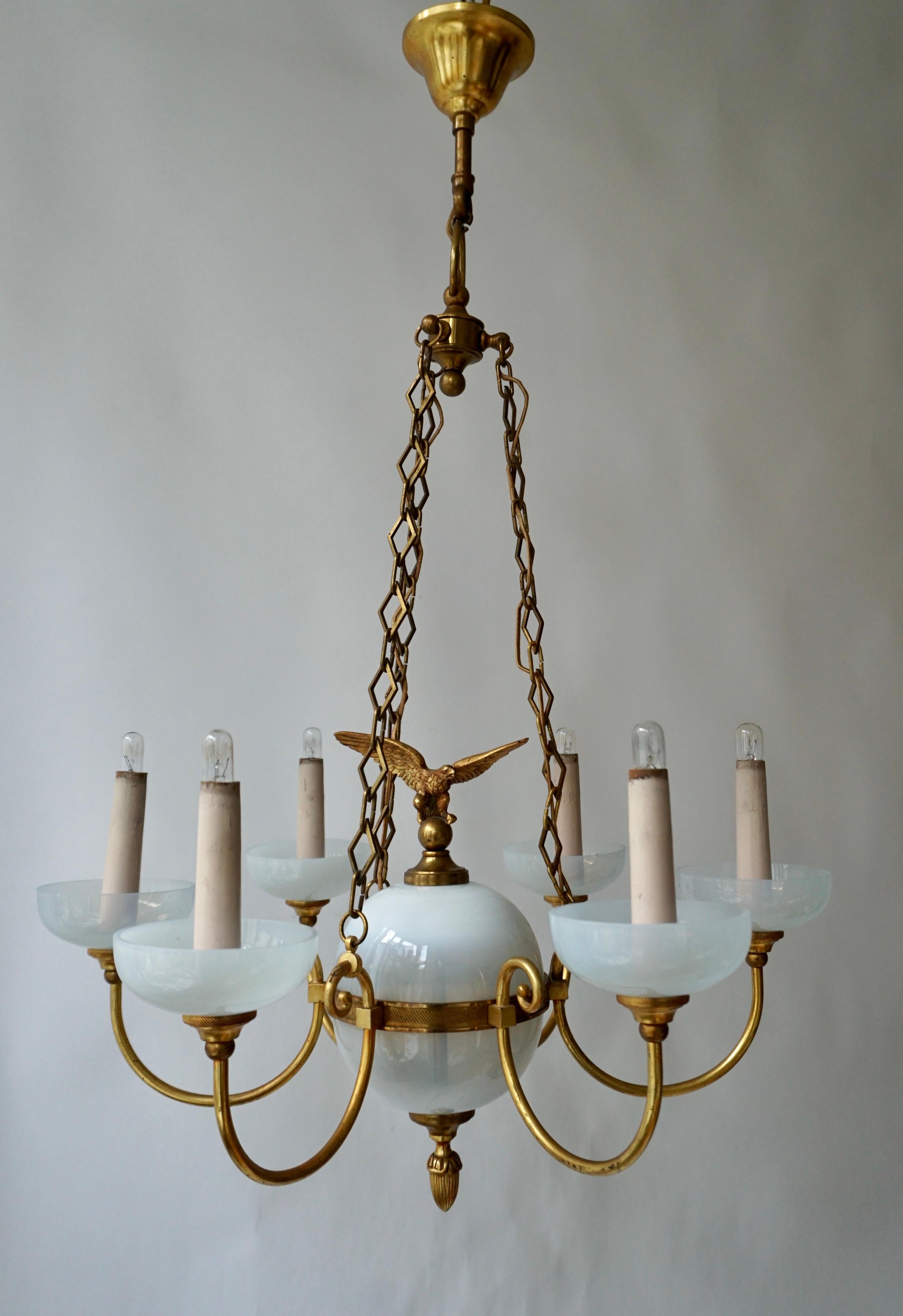 Lustre en opaline avec sphère centrale décorée d'un aigle Bon état - En vente à Antwerp, BE