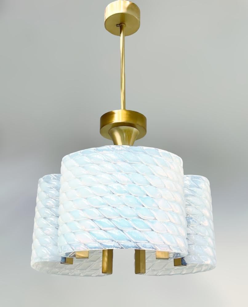 Lampadario italiano con paralumi in vetro opalino di Murano soffiato a mano in eleganti motivi a forma di diamante e con effetto texture, montato su una struttura in ottone massiccio con finitura in ottone satinato, disegnato da Fabio Bergomi per