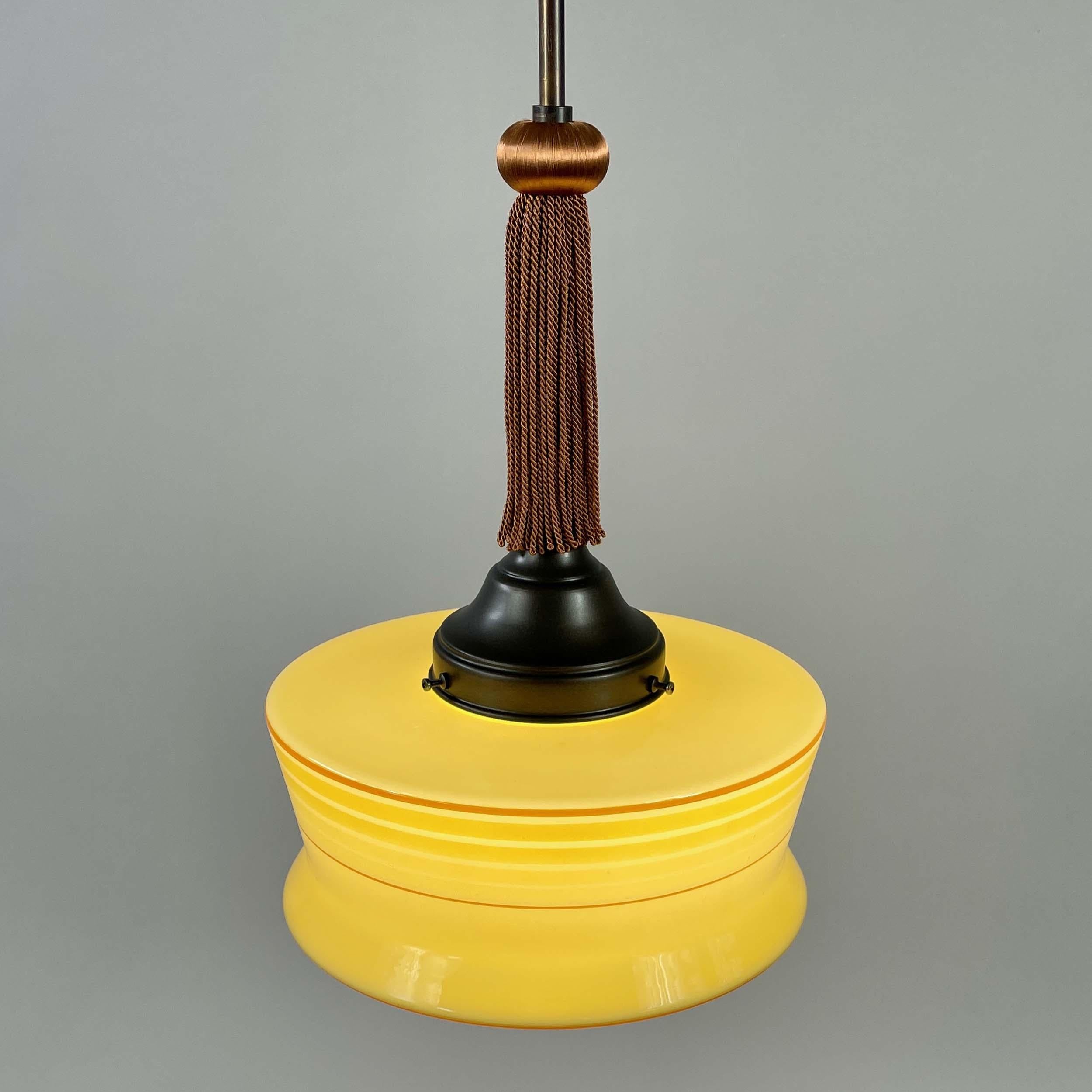 Ciondolo in vetro opalino smaltato con nappina, Germania, anni '30 in vendita 2