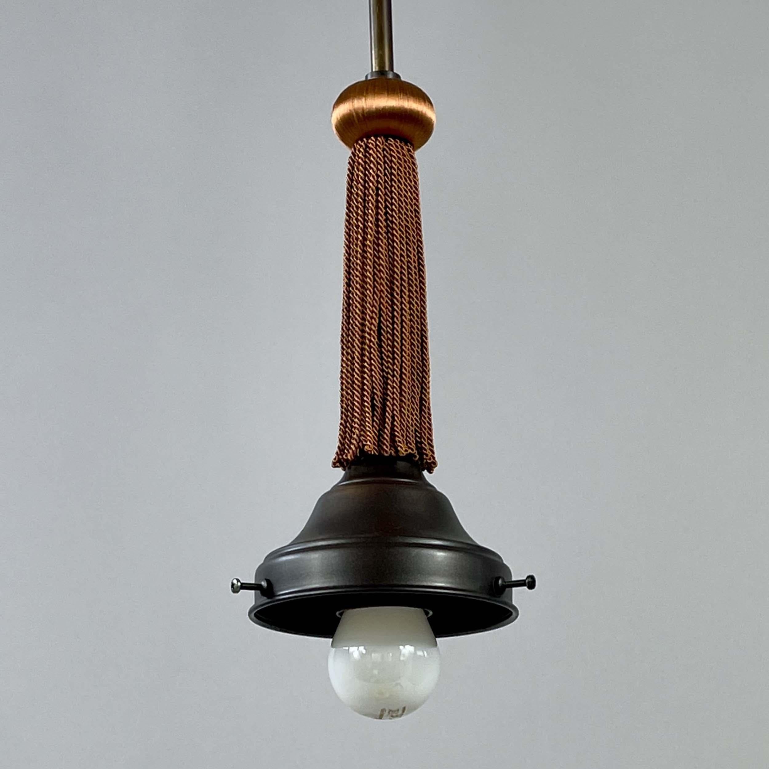 Ciondolo in vetro opalino smaltato con nappina, Germania, anni '30 in vendita 4