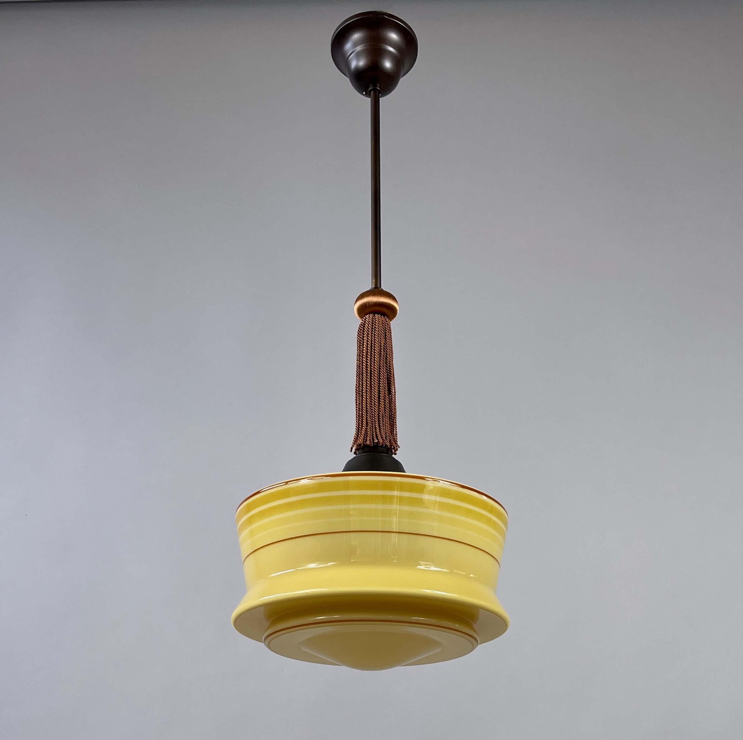 Ciondolo in vetro opalino smaltato con nappina, Germania, anni '30 in vendita 6