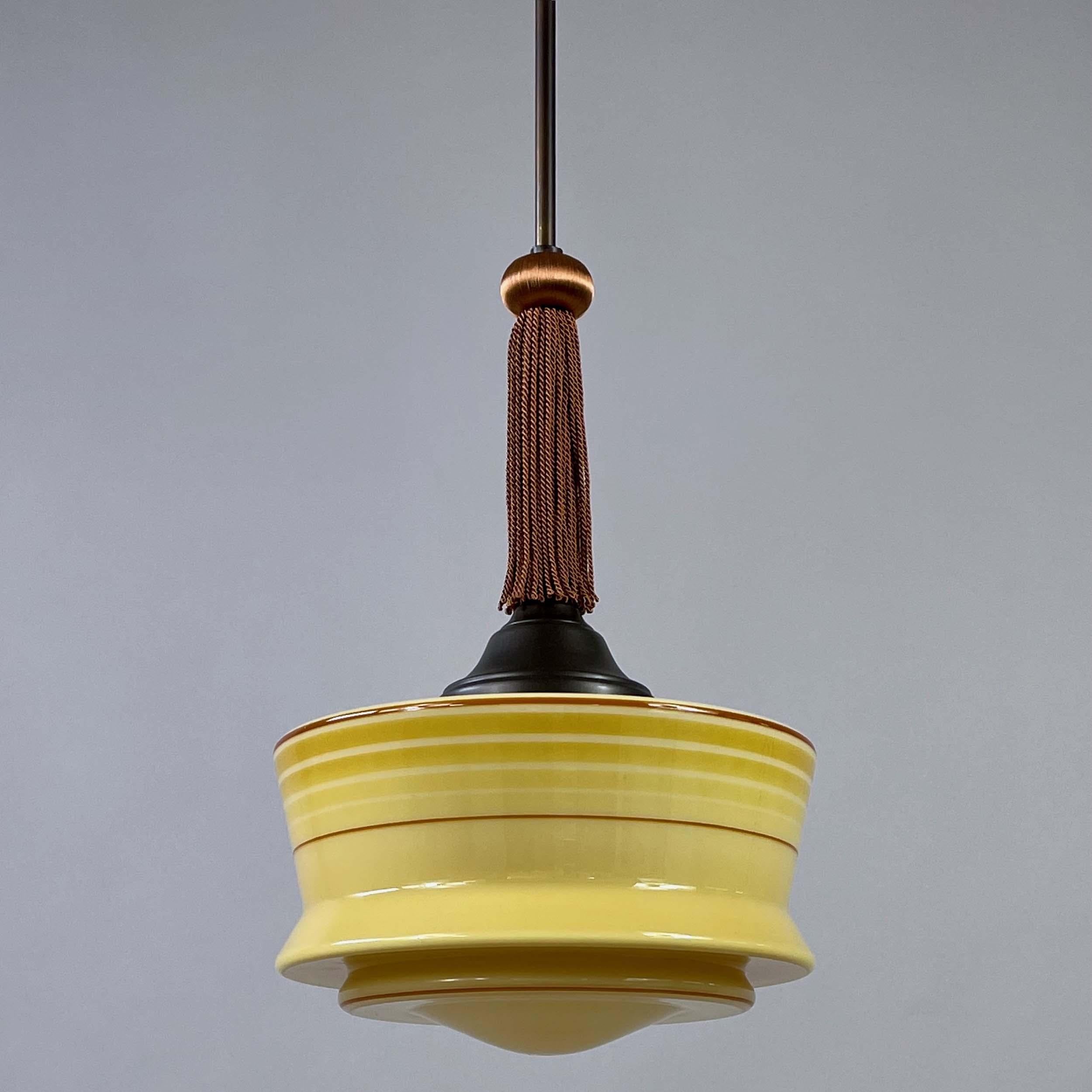 Ciondolo in vetro opalino smaltato con nappina, Germania, anni '30 in vendita 7