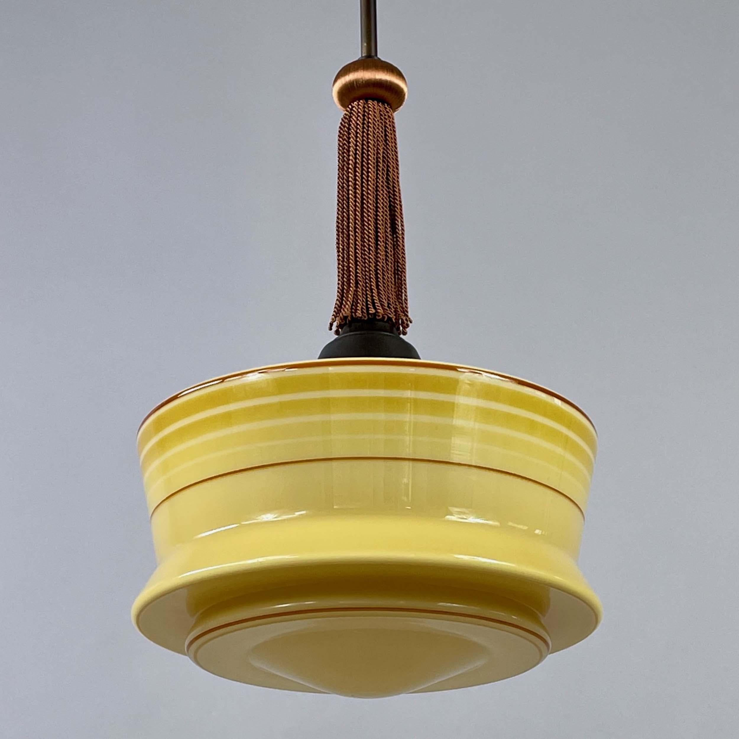 Ciondolo in vetro opalino smaltato con nappina, Germania, anni '30 in vendita 8