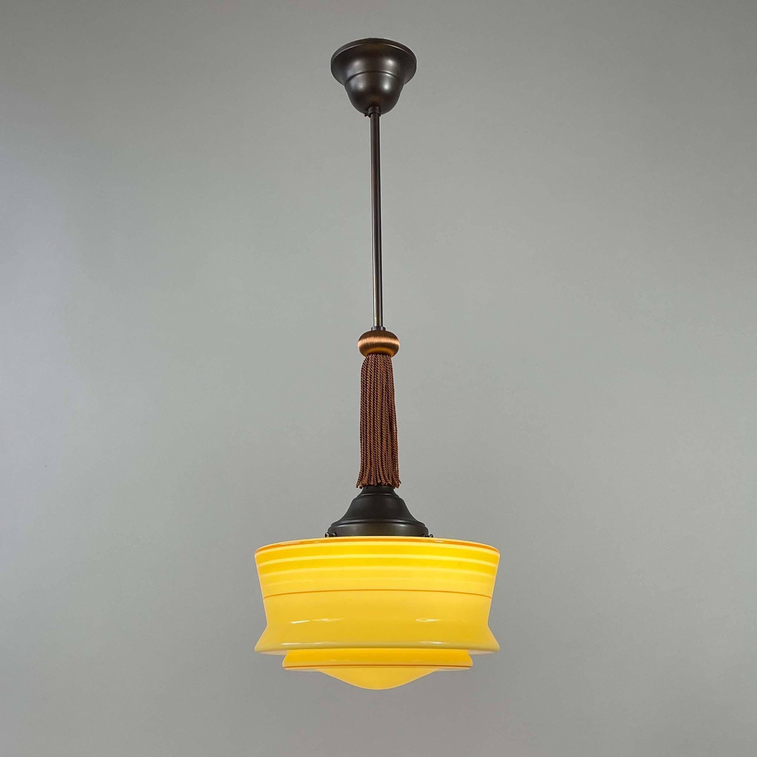 Art Déco Ciondolo in vetro opalino smaltato con nappina, Germania, anni '30 in vendita