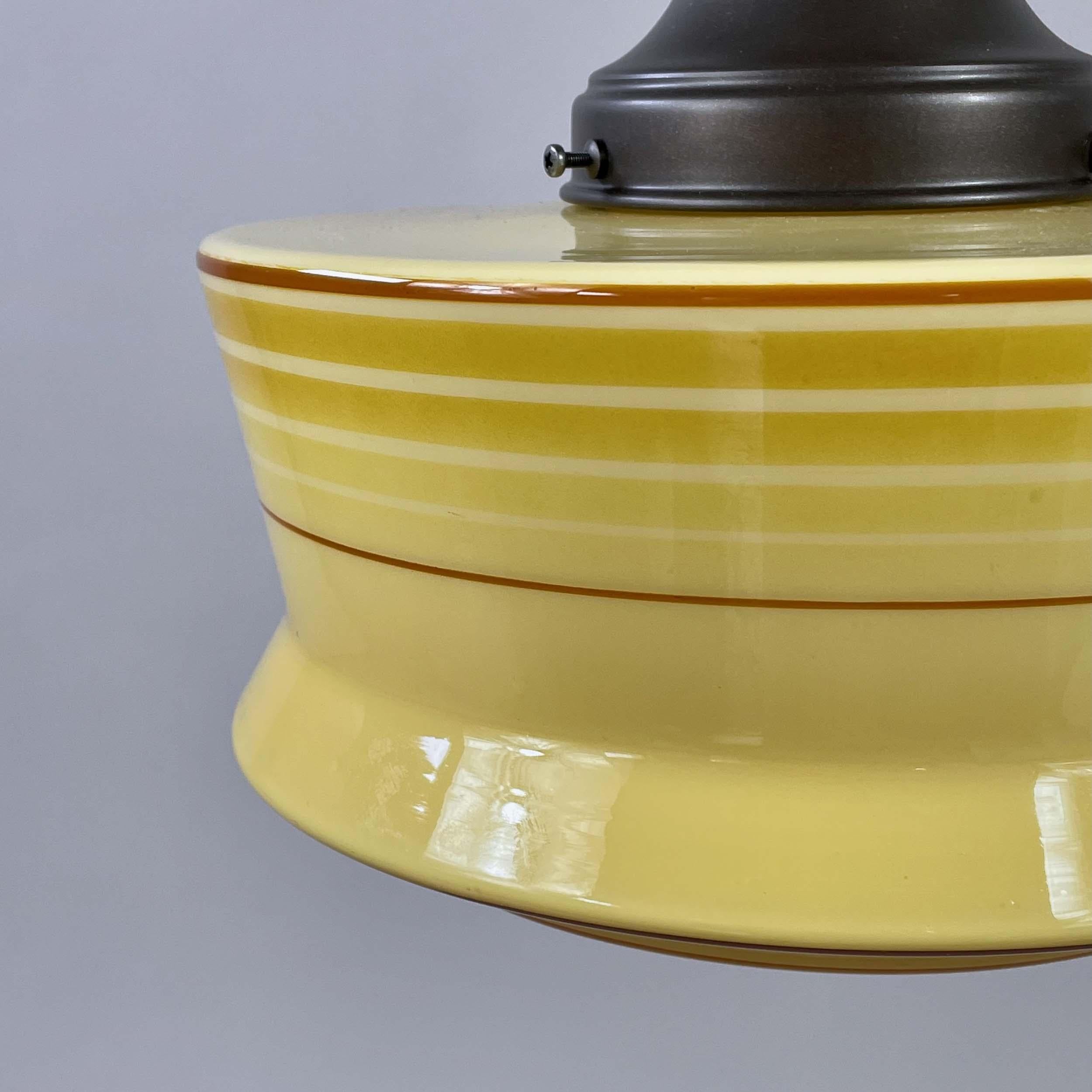 Metà XX secolo Ciondolo in vetro opalino smaltato con nappina, Germania, anni '30 in vendita