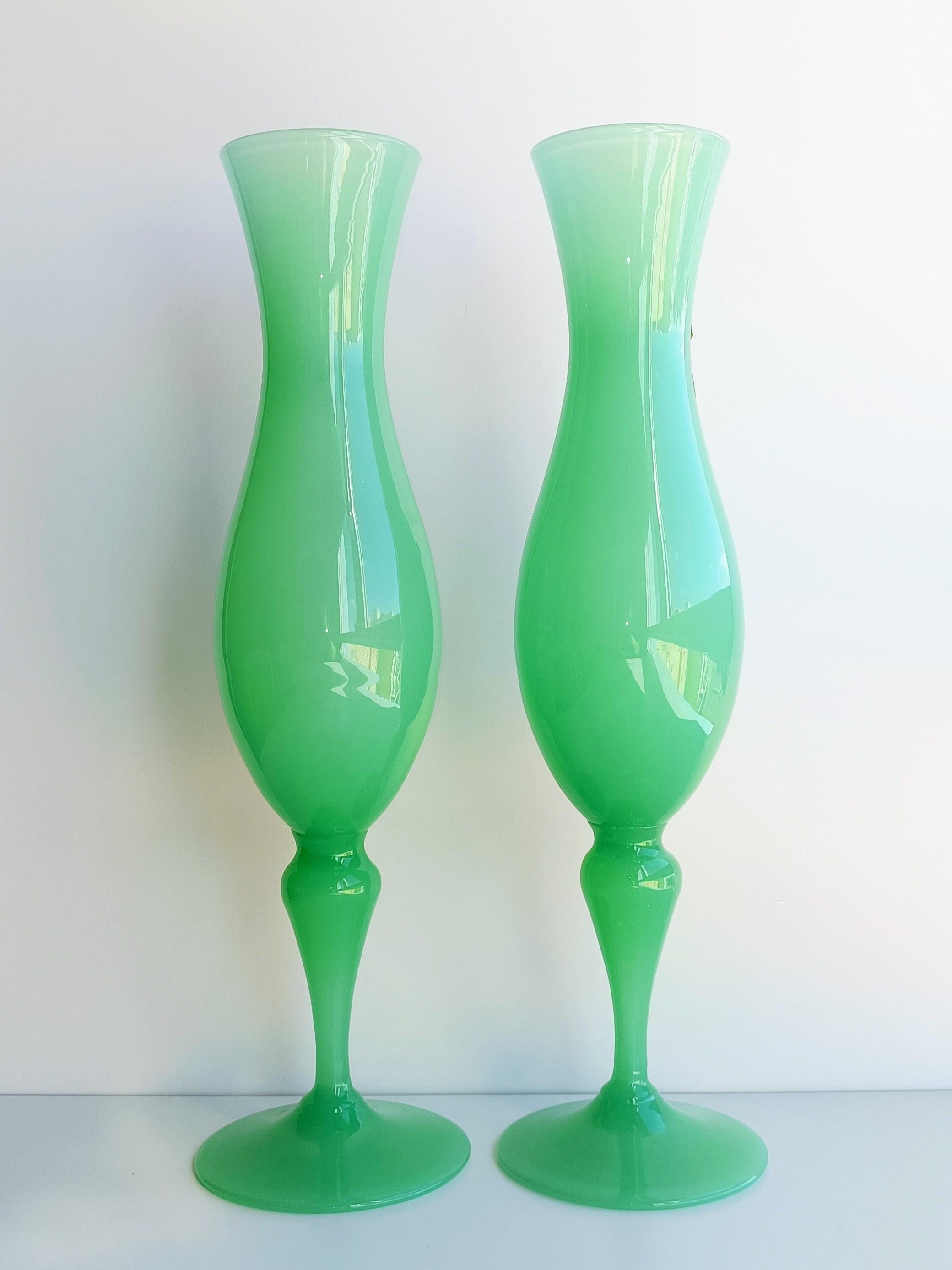 French Style Opaline florence Glas Labeled Pair of Mid Century Vases, 1960er Jahre (Handgefertigt) im Angebot