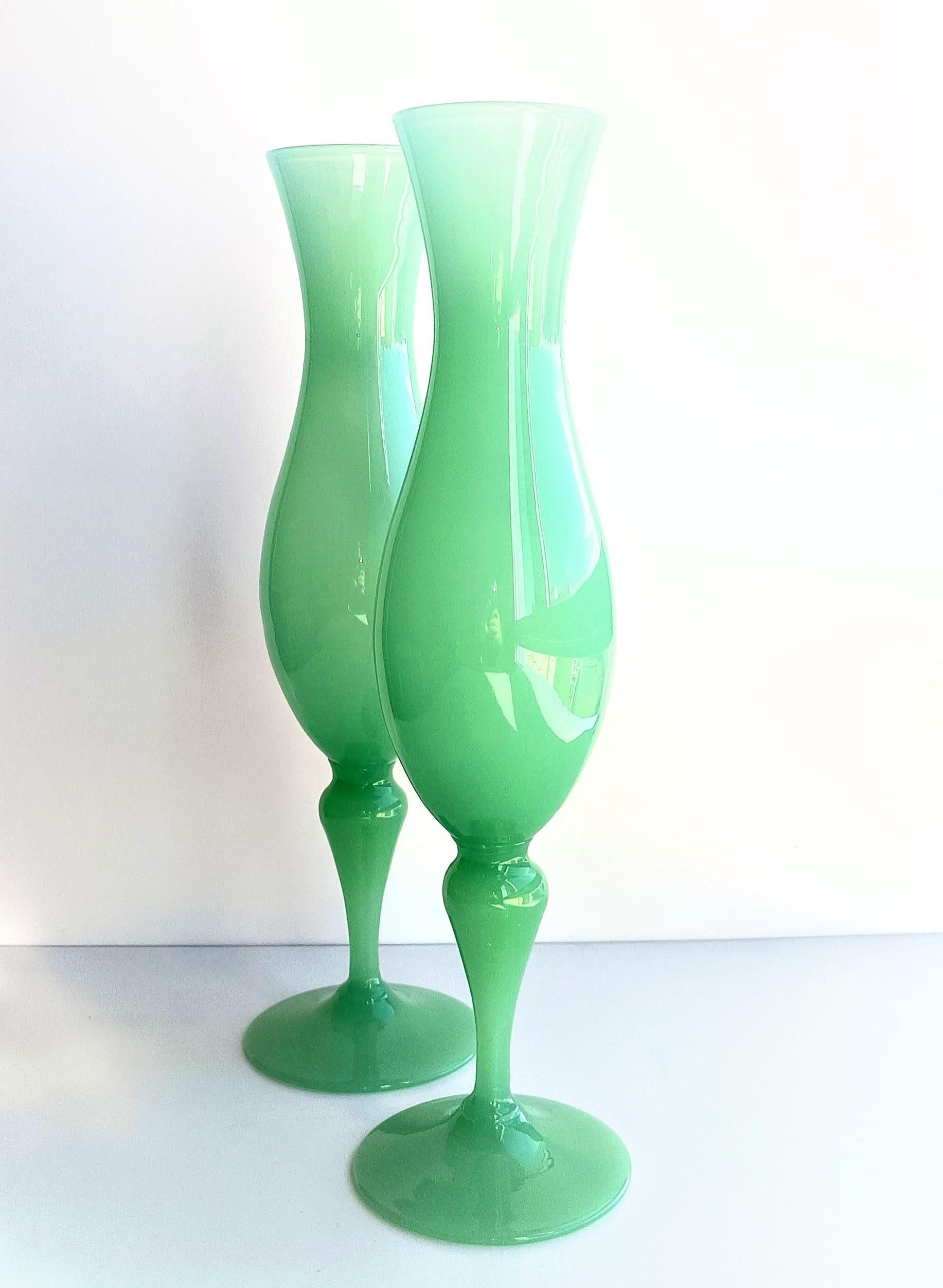 French Style Opaline florence Glas Labeled Pair of Mid Century Vases, 1960er Jahre (Mitte des 20. Jahrhunderts) im Angebot