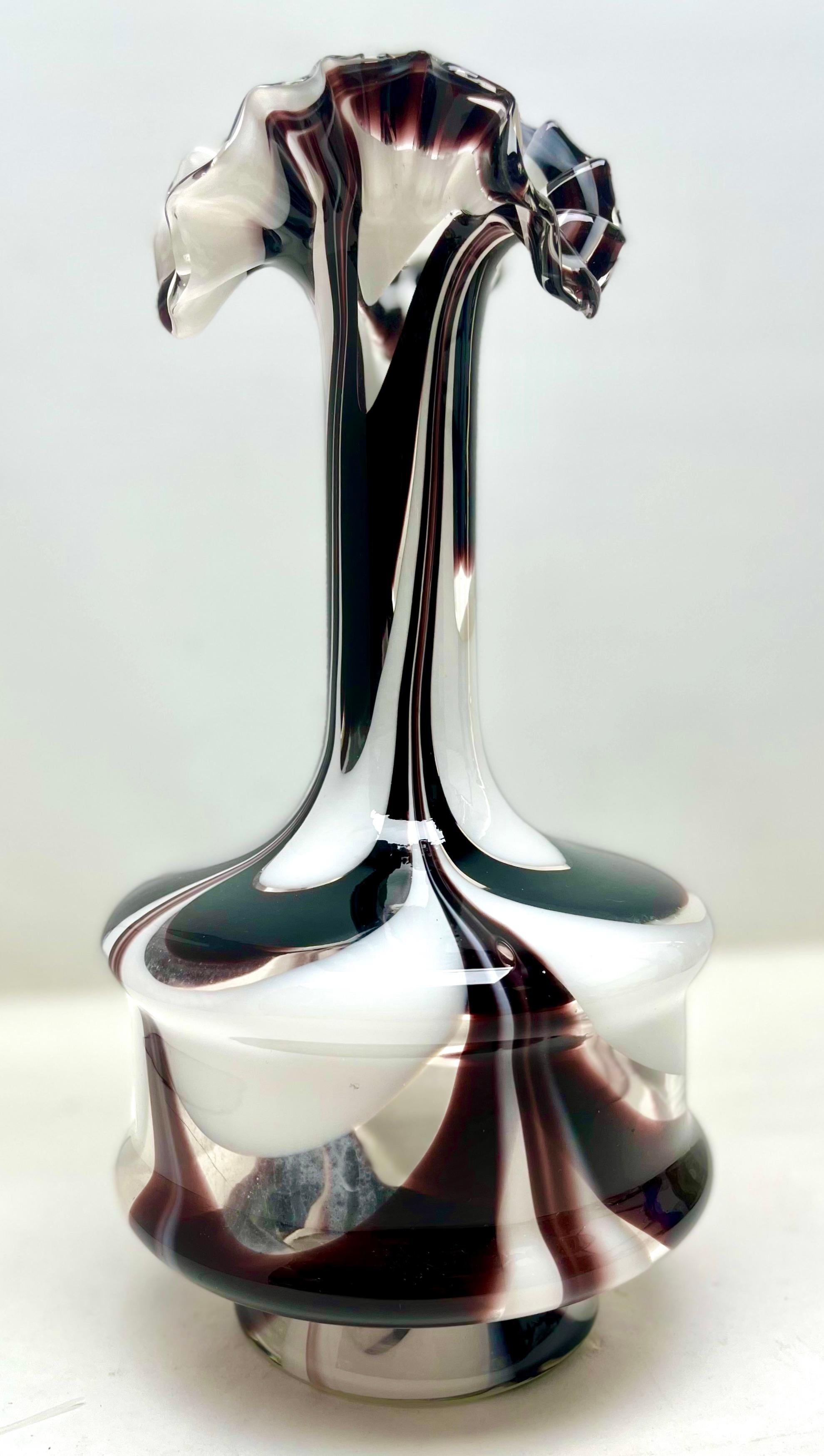 Opal Florence opalisierendes Lila und Weiß  Italienische Vase aus Kunstglas  (Muranoglas) im Angebot