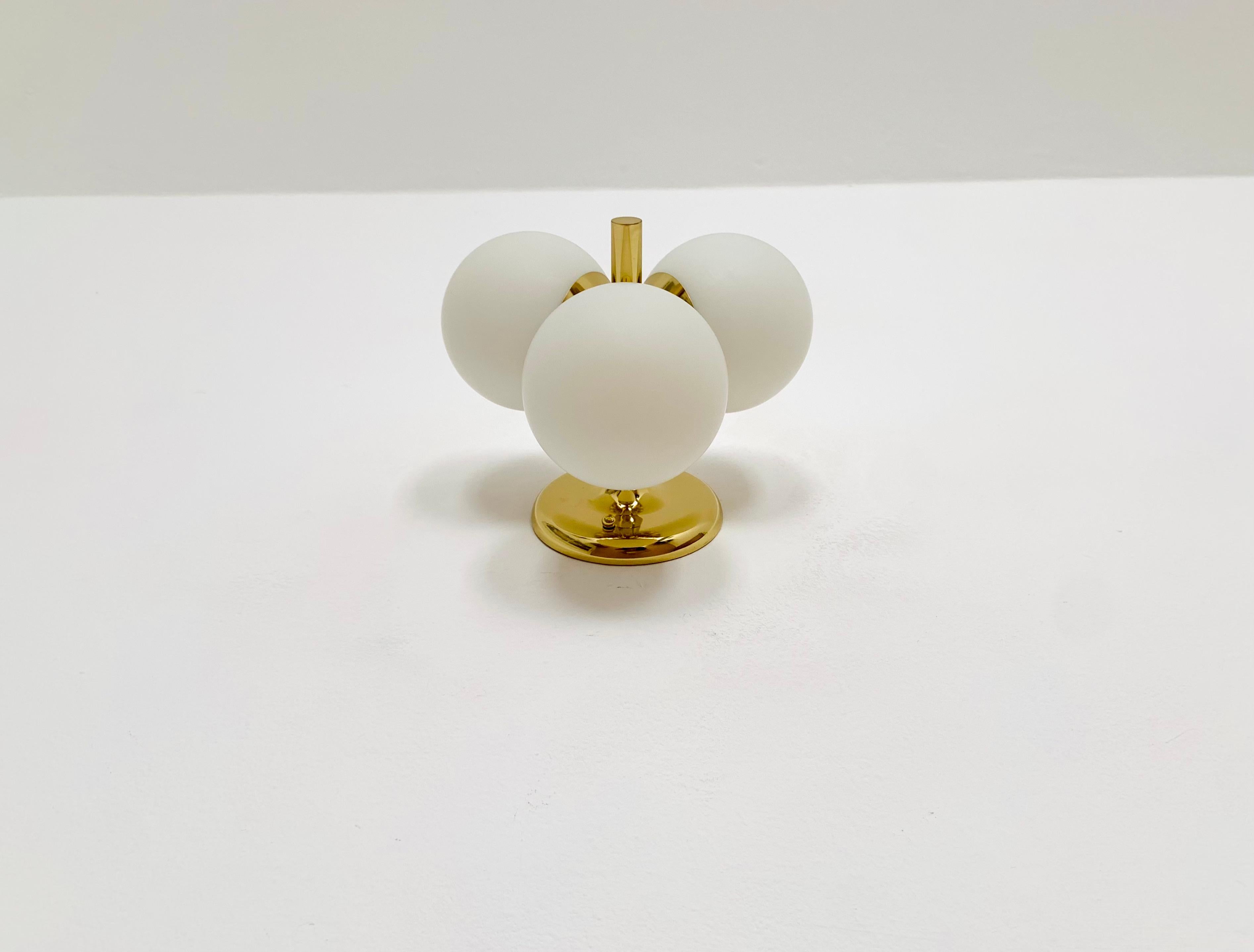Beautiful Sputnik ceiling lamp from the 1960s.
The 3 opal glass lampshades spread a pleasant light.
The lamp has a very high quality finish.
Very contemporary design with a fantastic noble appearance.

Manufacturer: Kaiser Leuchten

Condition:

Very
