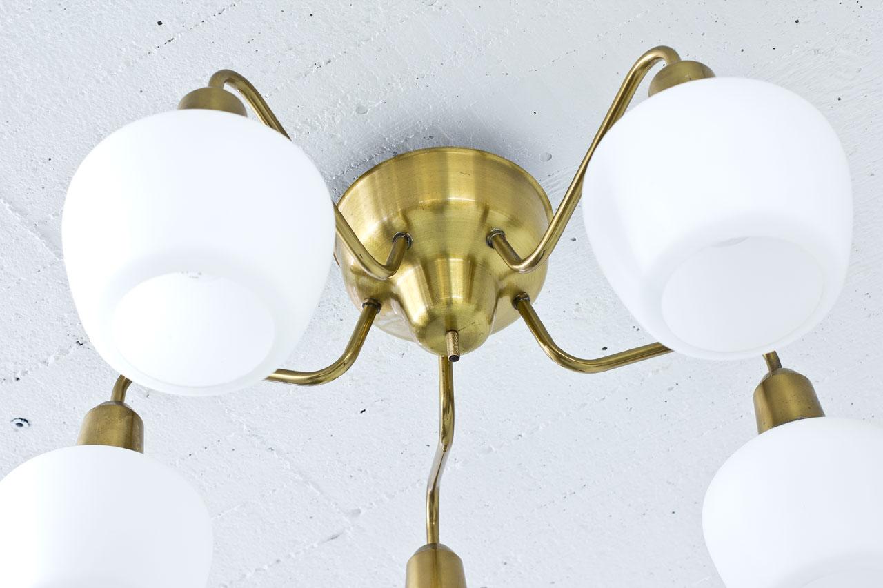 Five armed ceiling lamp designed by Hans Bergström manufactured by Ateljé Lyktan in Sweden during the 1950s. Polished brass frame, opaline glass diffusers.
