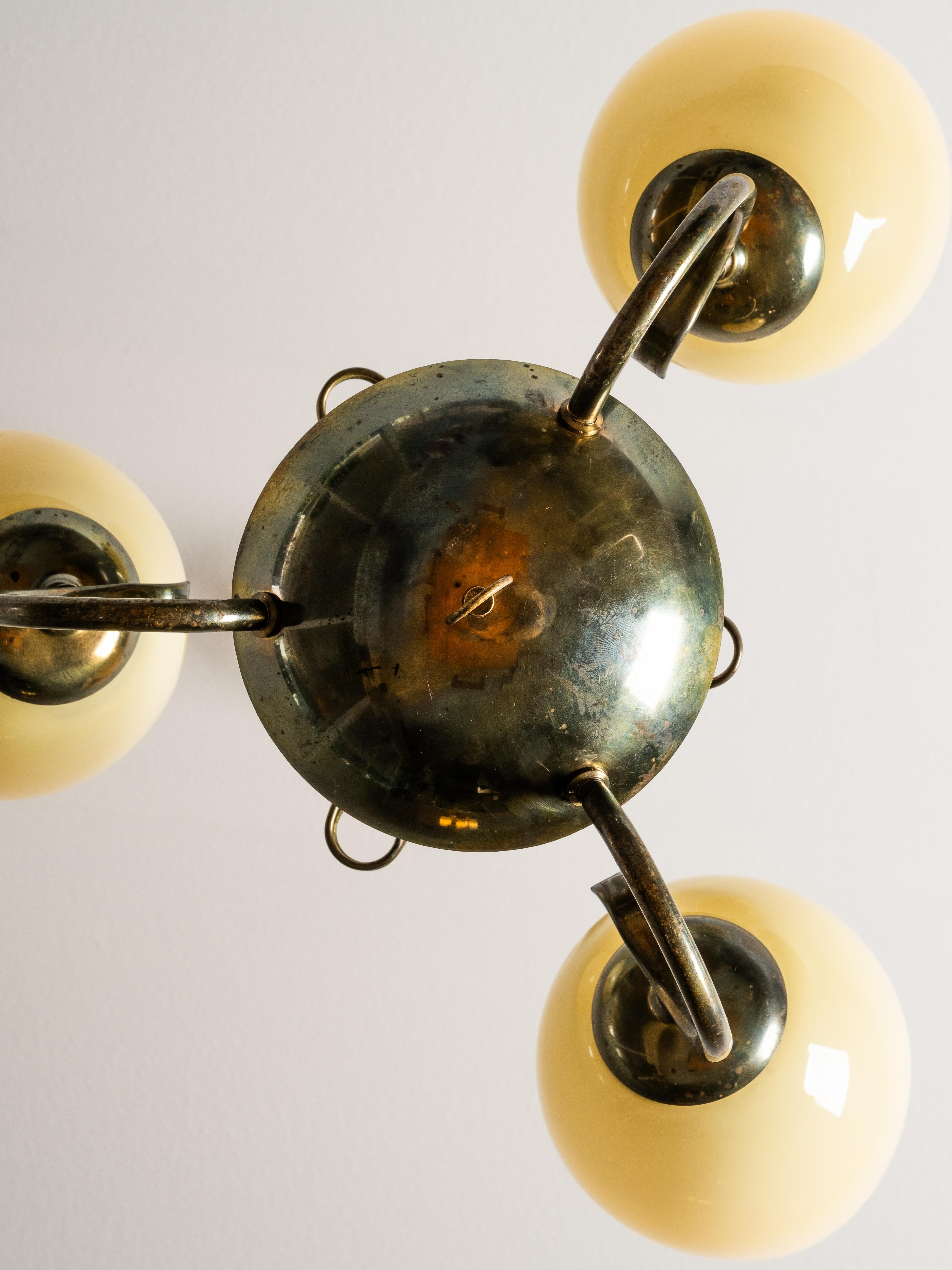 Lampadario in vetro opalino e ottone di Sievä, Finlandia, anni '50 in vendita 3