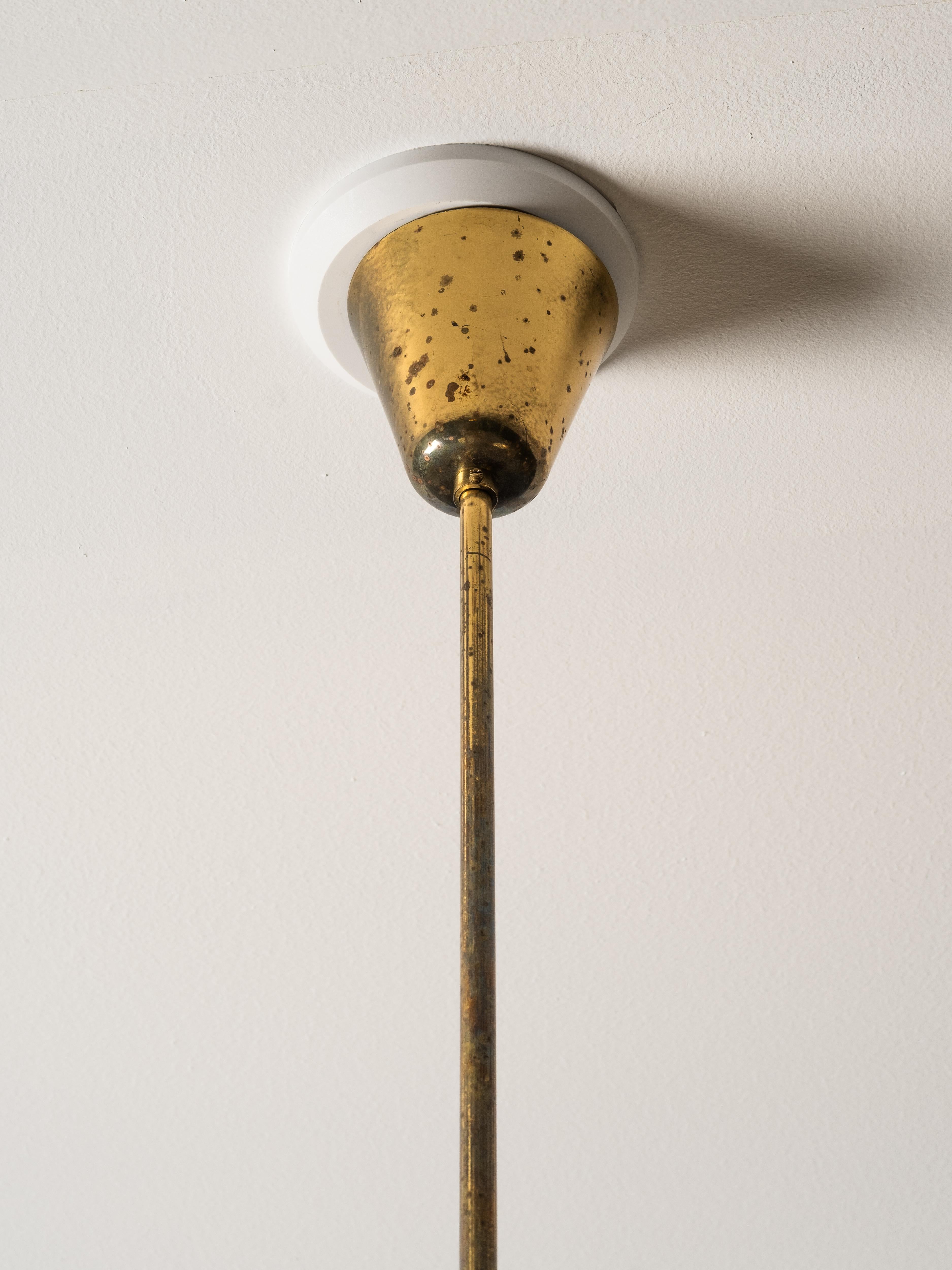 Lampadario in vetro opalino e ottone di Sievä, Finlandia, anni '50 in vendita 4