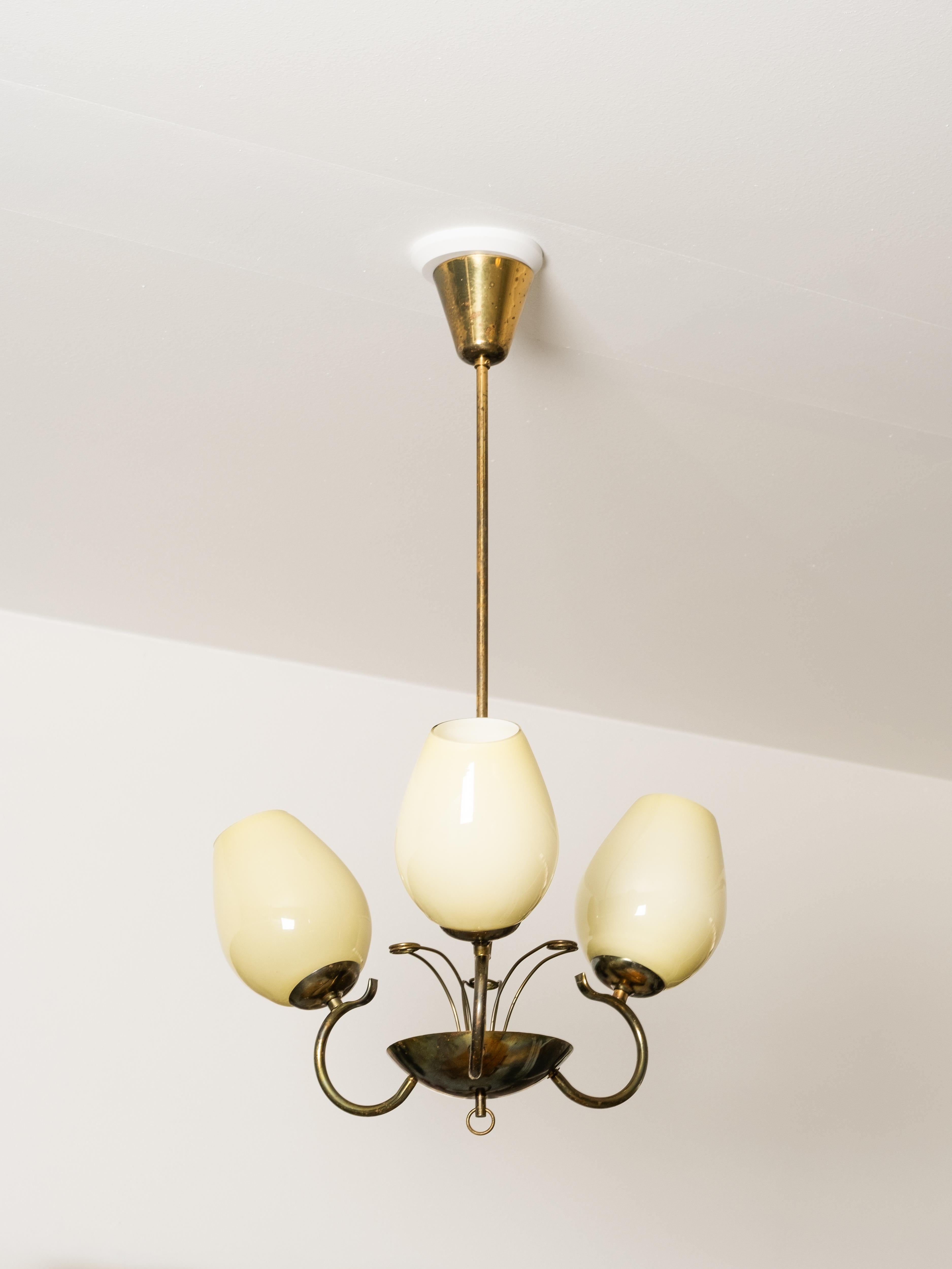 Lampadario in vetro opalino e ottone di Sievä, Finlandia, anni '50 in vendita 5